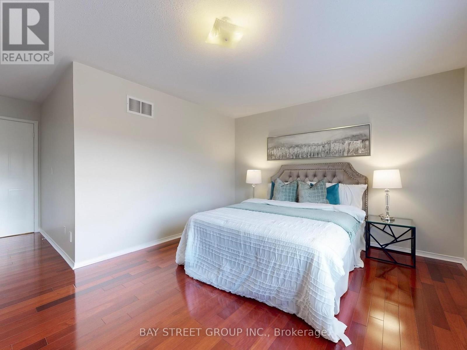 5796 Sidmouth Street, Mississauga (East Credit), Ontario  L5V 2K3 - Photo 14 - W12212360