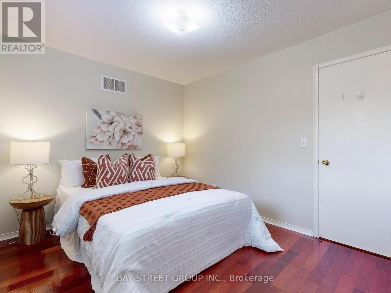 5796 Sidmouth Street, Mississauga (East Credit), Ontario  L5V 2K3 - Photo 19 - W12212360