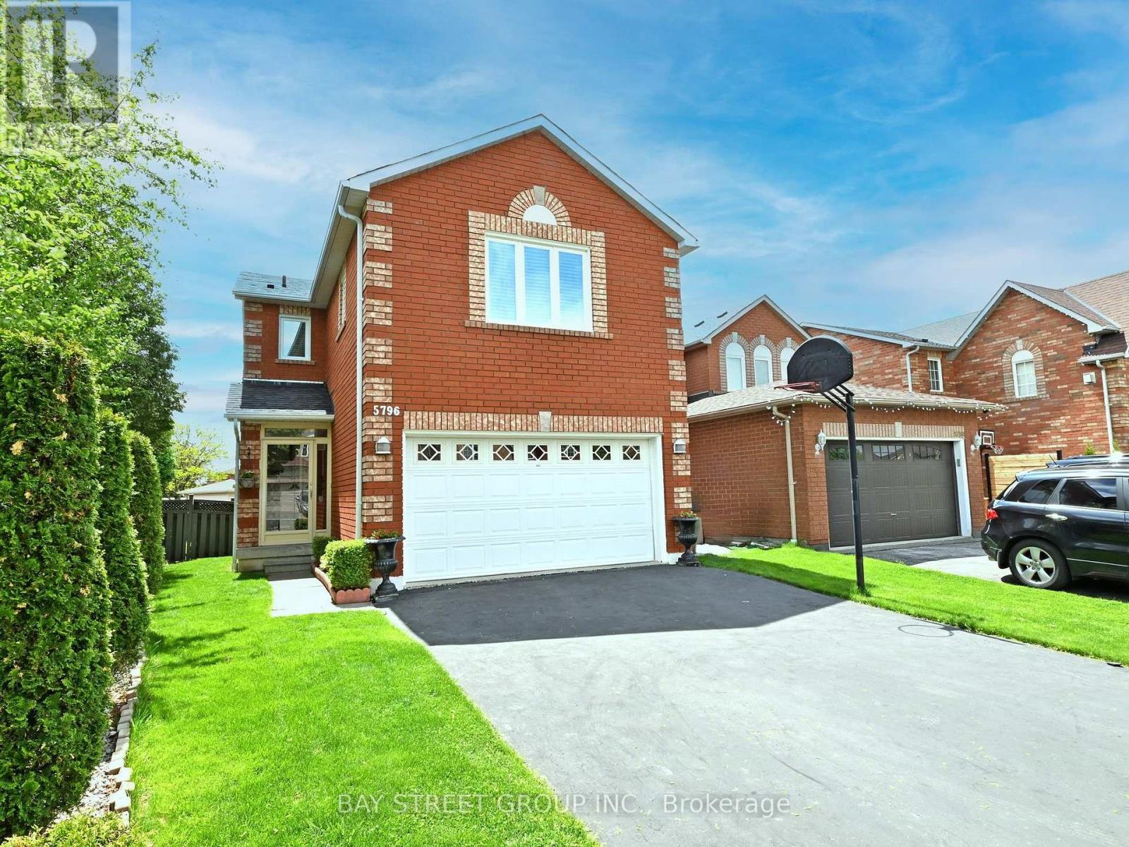 5796 Sidmouth Street, Mississauga (East Credit), Ontario  L5V 2K3 - Photo 2 - W12212360