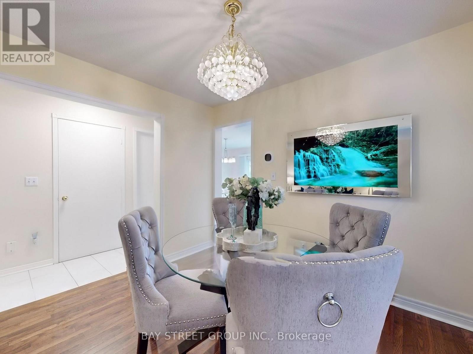5796 Sidmouth Street, Mississauga (East Credit), Ontario  L5V 2K3 - Photo 6 - W12212360