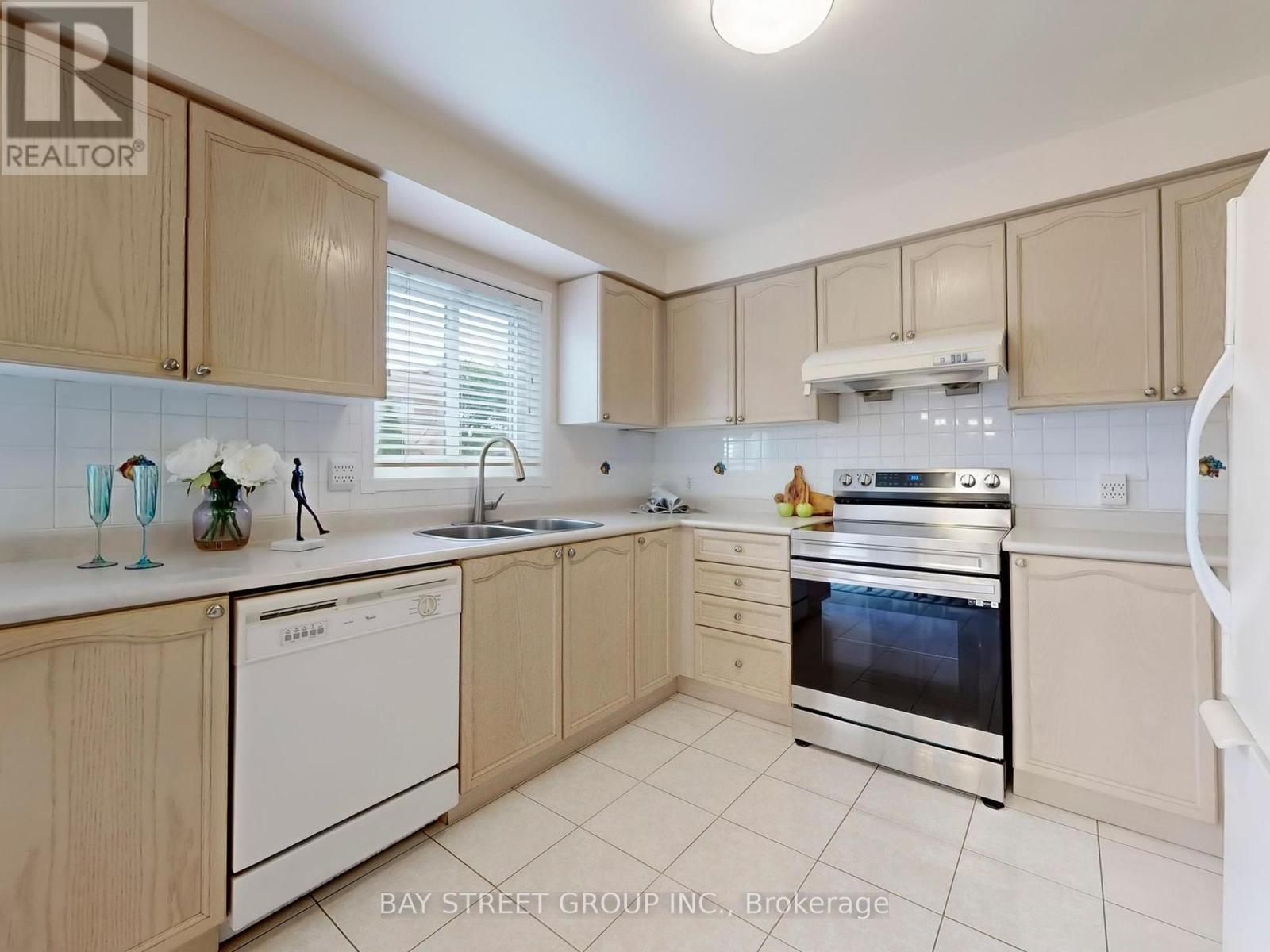 5796 Sidmouth Street, Mississauga (East Credit), Ontario  L5V 2K3 - Photo 9 - W12212360