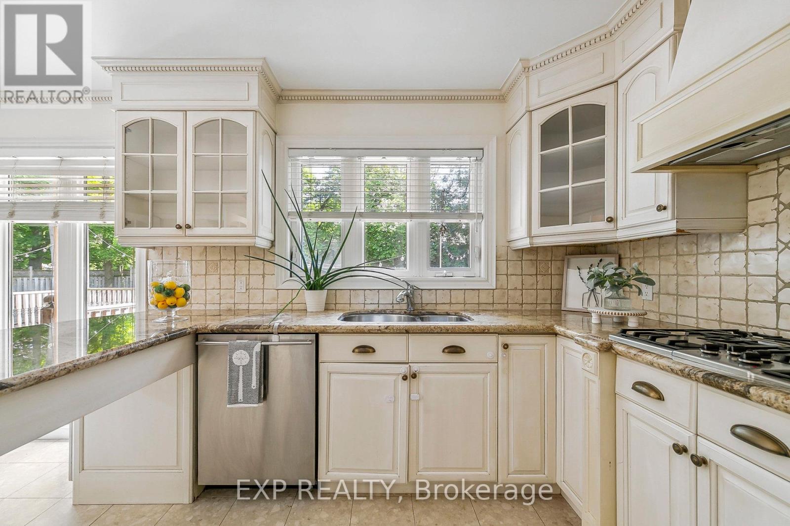 1572 Knareswood Drive, Mississauga, Ontario  L5H 2M1 - Photo 10 - W12212362