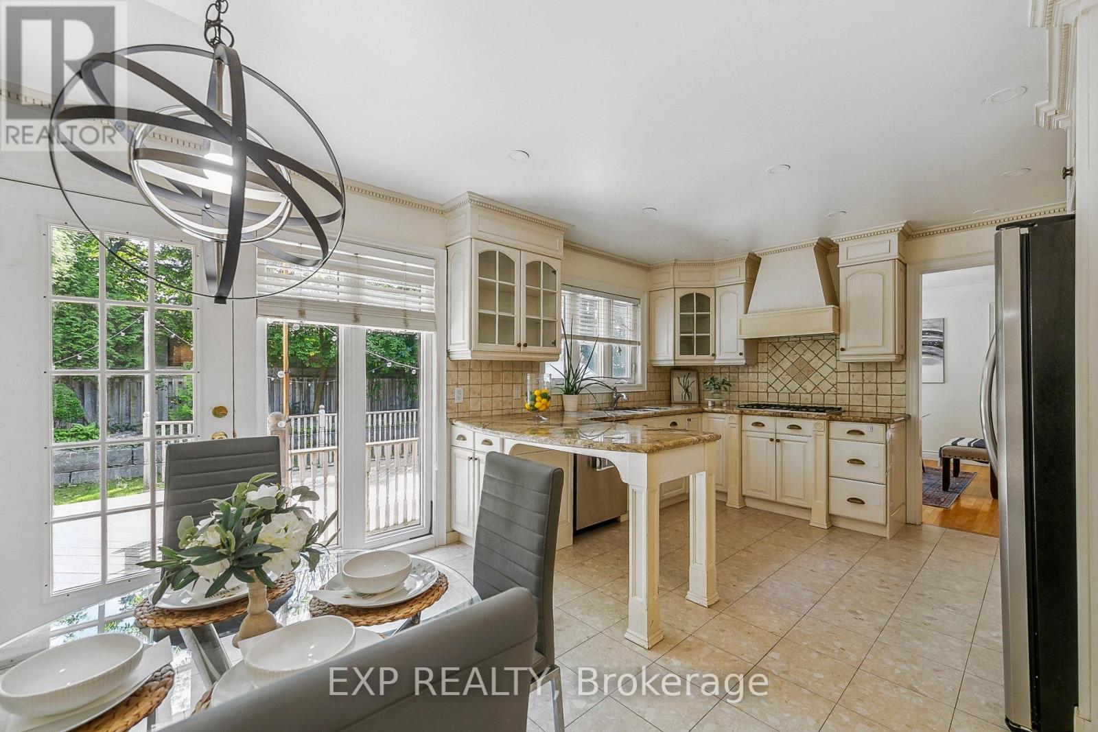 1572 Knareswood Drive, Mississauga, Ontario  L5H 2M1 - Photo 13 - W12212362