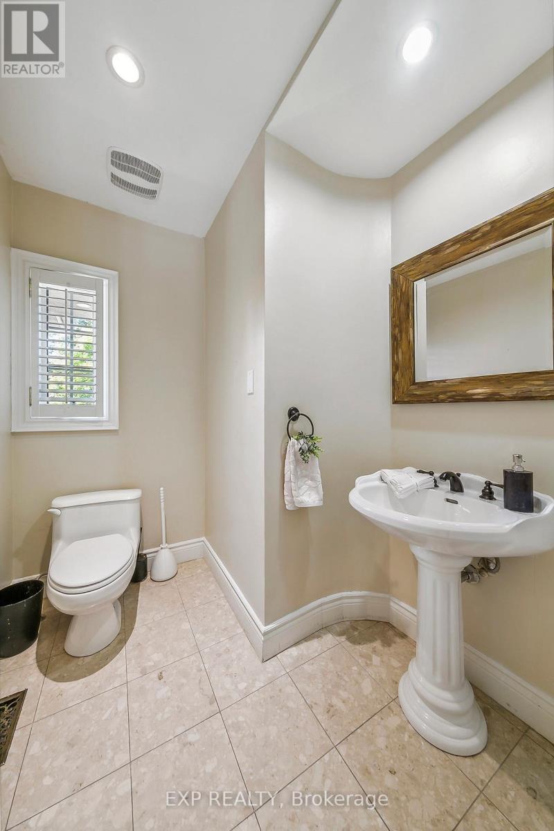 1572 Knareswood Drive, Mississauga, Ontario  L5H 2M1 - Photo 21 - W12212362