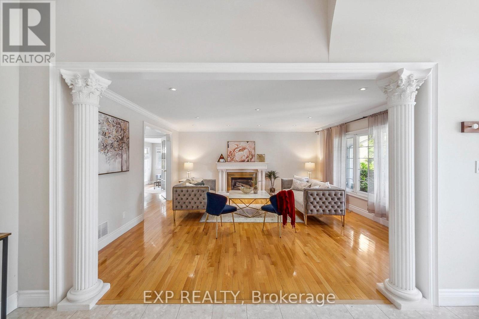 1572 Knareswood Drive, Mississauga, Ontario  L5H 2M1 - Photo 3 - W12212362