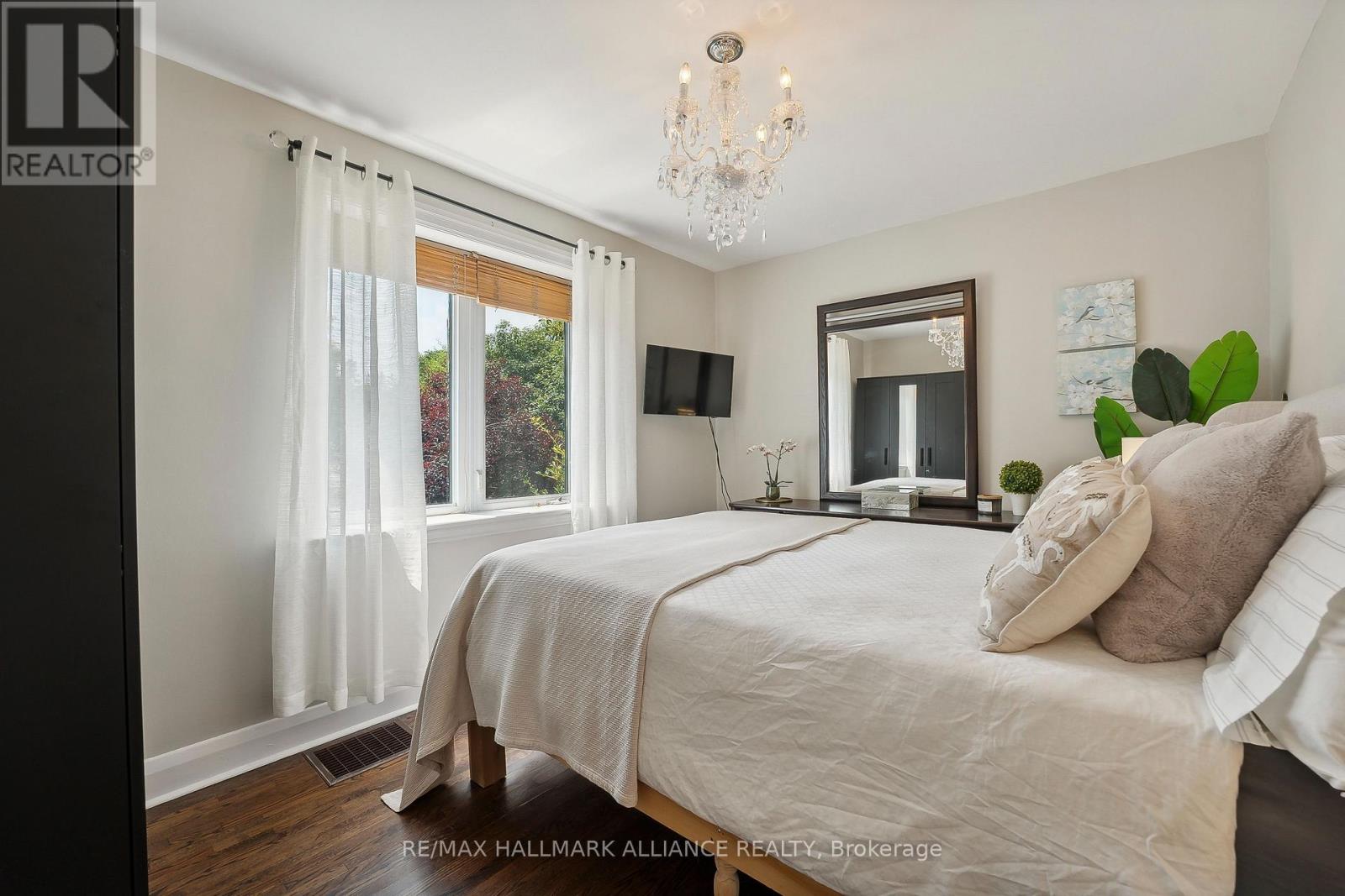 1089 Churchill Avenue, Oakville, Ontario  L6H 2A7 - Photo 13 - W12212382