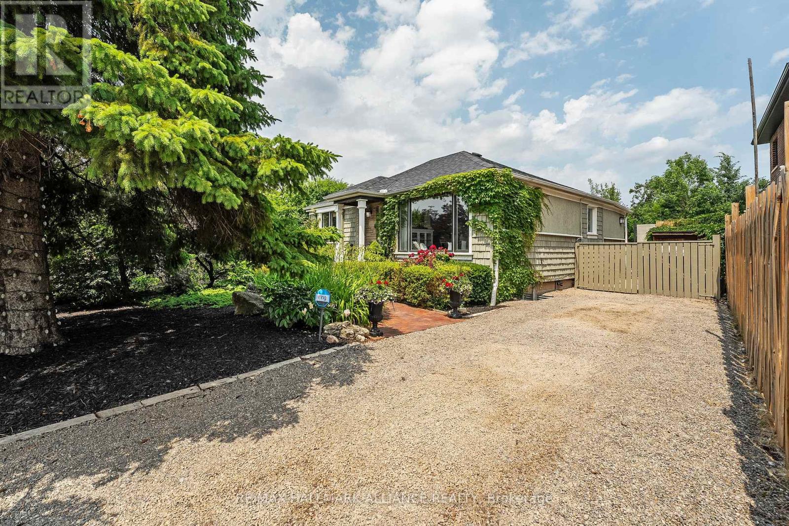 1089 Churchill Avenue, Oakville, Ontario  L6H 2A7 - Photo 2 - W12212382
