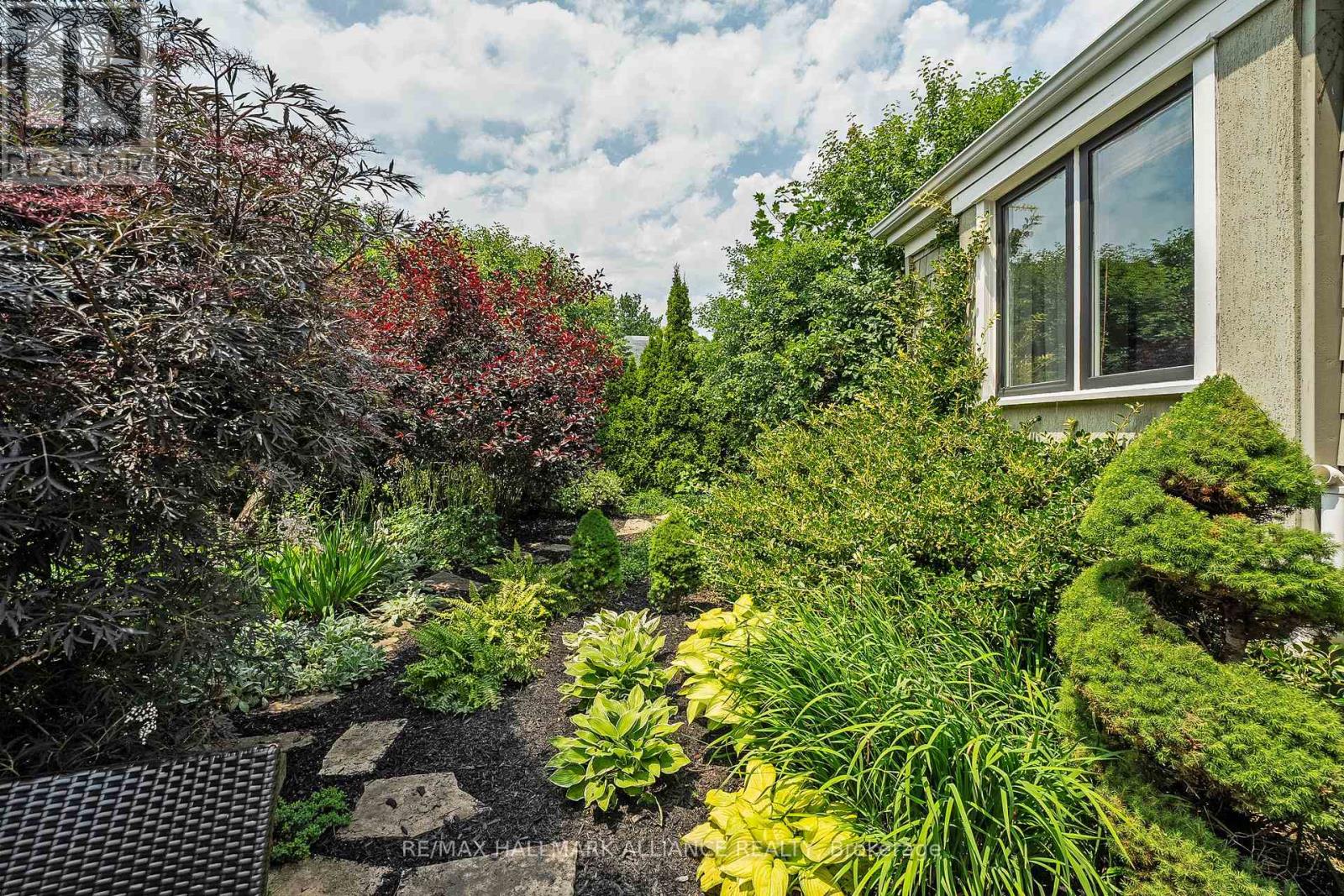 1089 Churchill Avenue, Oakville, Ontario  L6H 2A7 - Photo 4 - W12212382