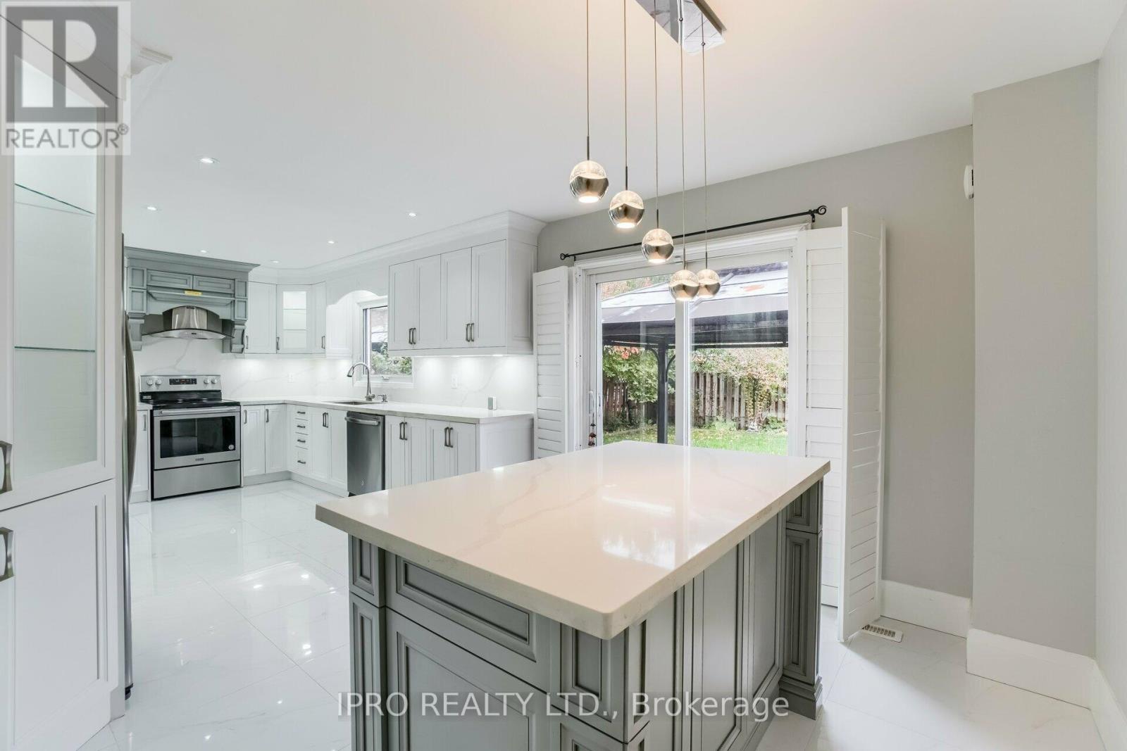 1136 Springwater Crescent, Mississauga (East Credit), Ontario  L5V 1G3 - Photo 16 - W12212422