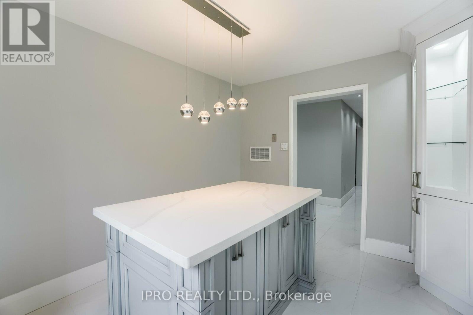 1136 Springwater Crescent, Mississauga (East Credit), Ontario  L5V 1G3 - Photo 17 - W12212422