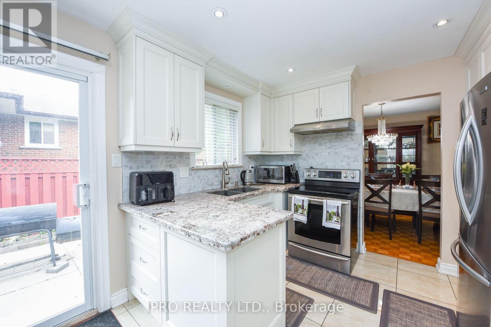 43 Marchbank Crescent, Brampton (Central Park), Ontario  L6S 3A8 - Photo 12 - W12212495