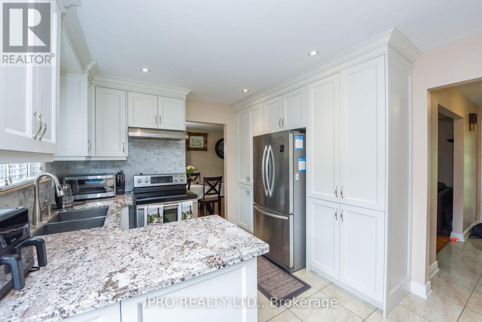 43 Marchbank Crescent, Brampton (Central Park), Ontario  L6S 3A8 - Photo 13 - W12212495