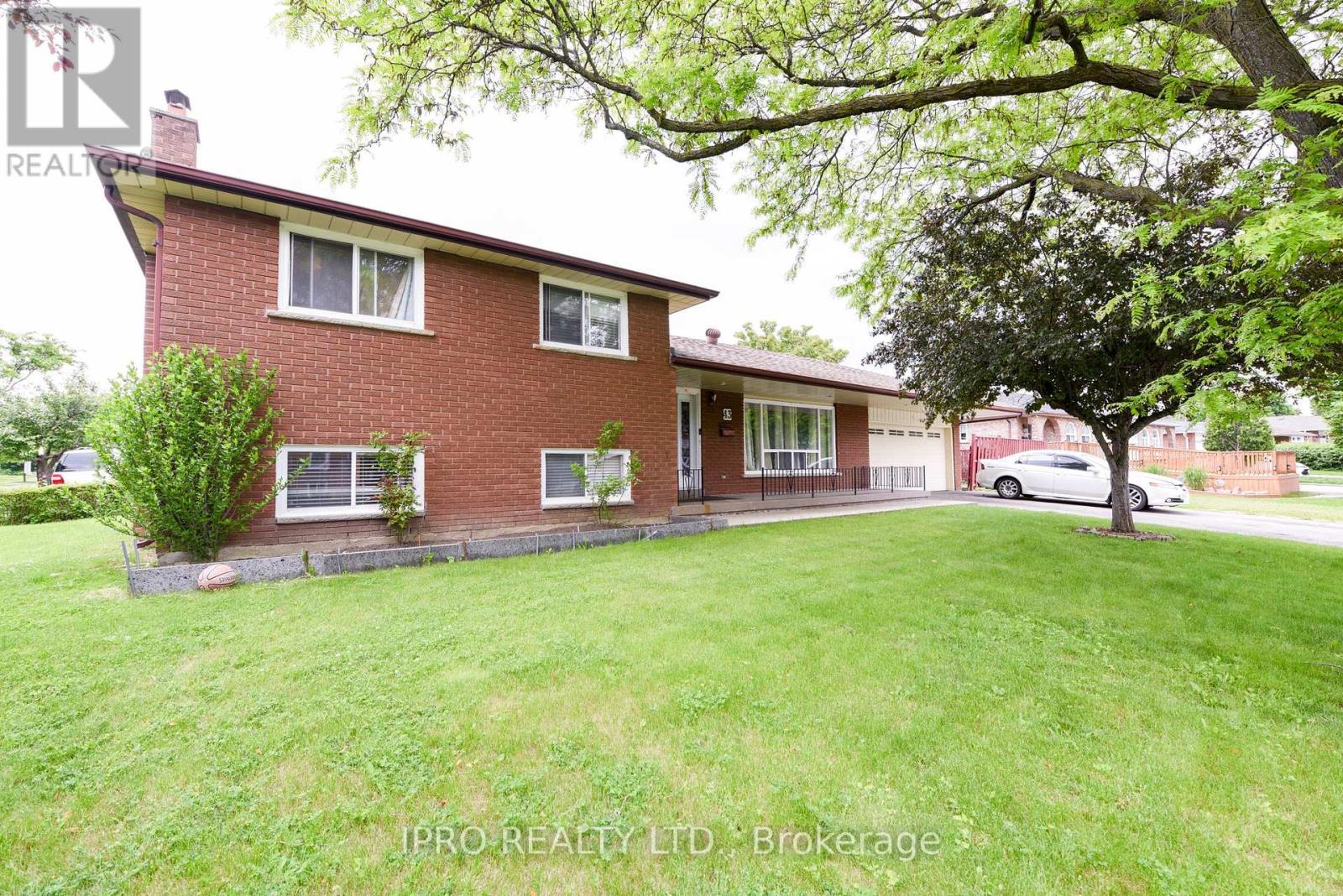 43 Marchbank Crescent, Brampton (Central Park), Ontario  L6S 3A8 - Photo 2 - W12212495