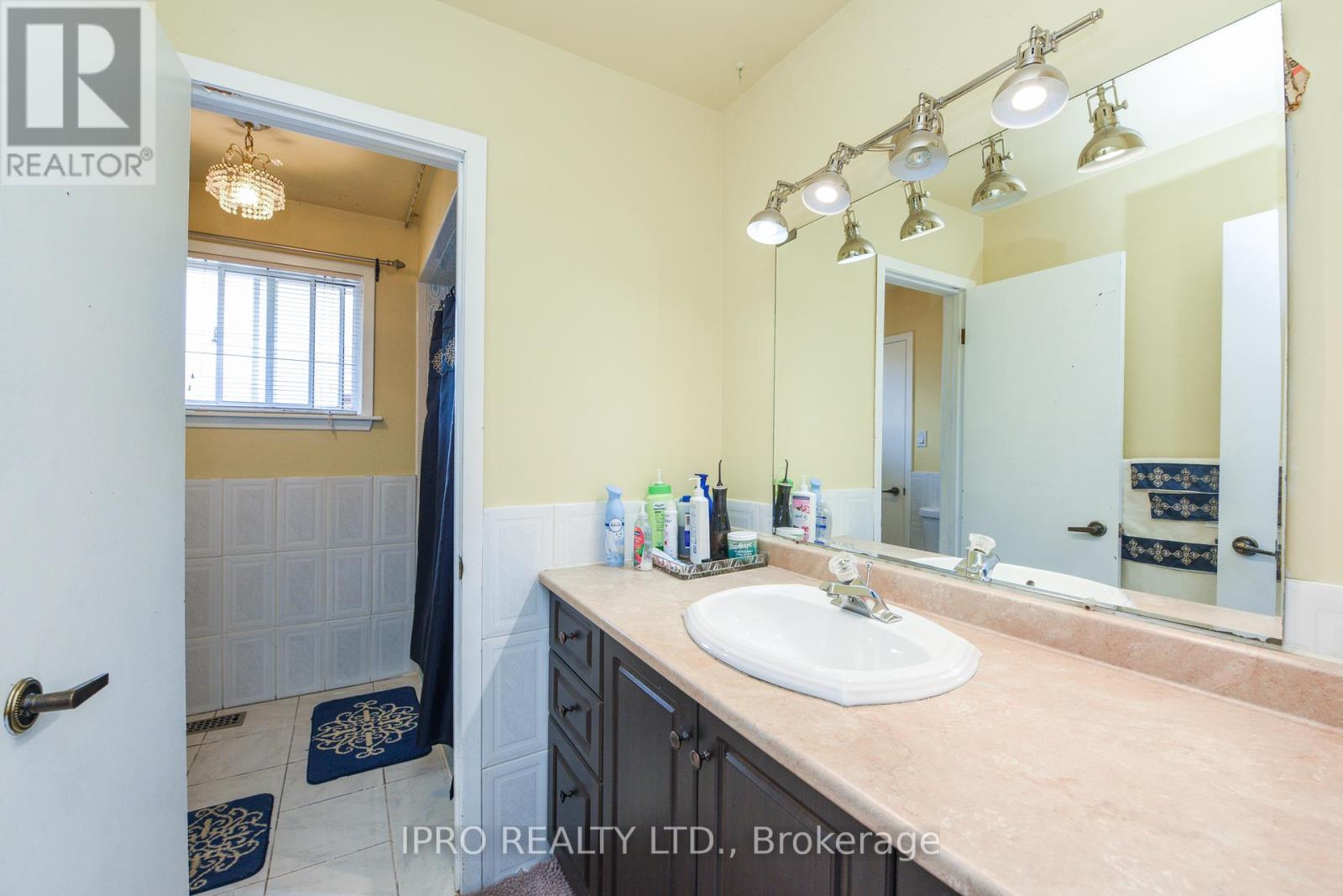 43 Marchbank Crescent, Brampton (Central Park), Ontario  L6S 3A8 - Photo 24 - W12212495