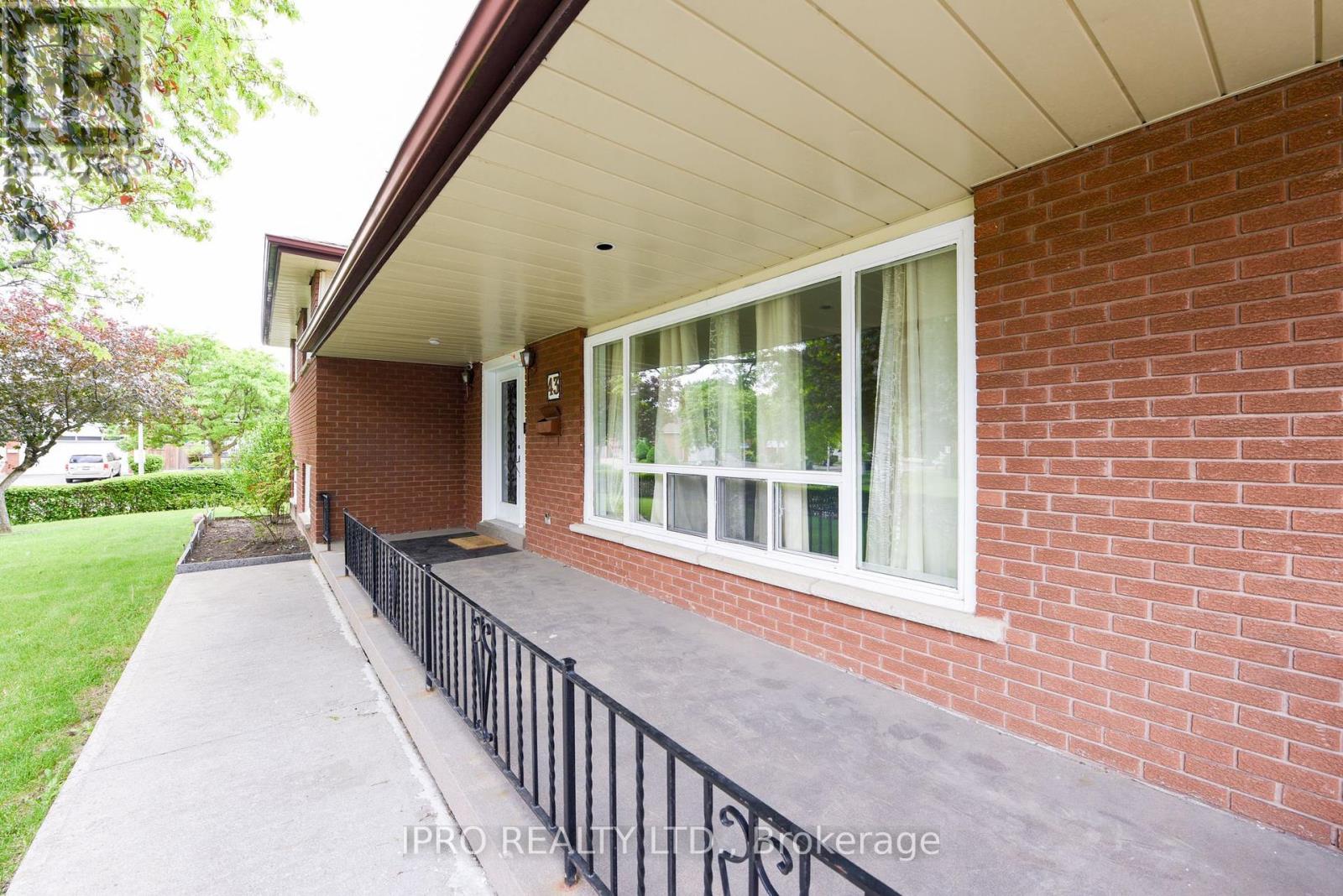43 Marchbank Crescent, Brampton (Central Park), Ontario  L6S 3A8 - Photo 3 - W12212495