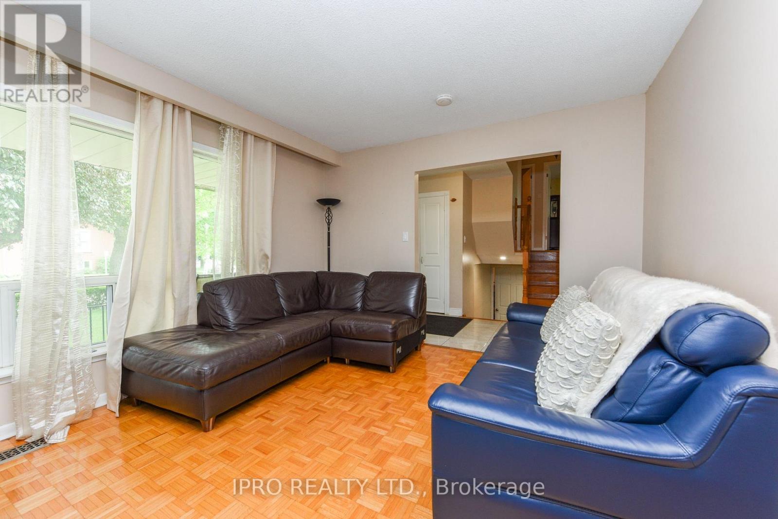 43 Marchbank Crescent, Brampton (Central Park), Ontario  L6S 3A8 - Photo 5 - W12212495
