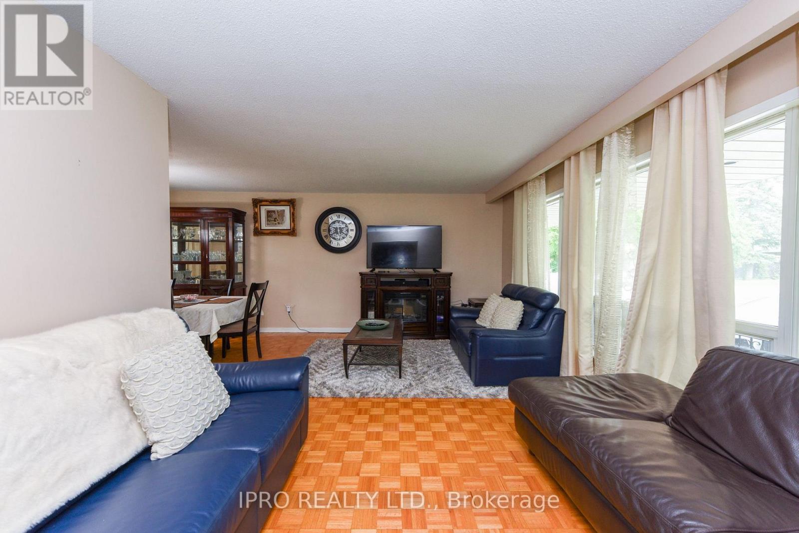 43 Marchbank Crescent, Brampton (Central Park), Ontario  L6S 3A8 - Photo 6 - W12212495