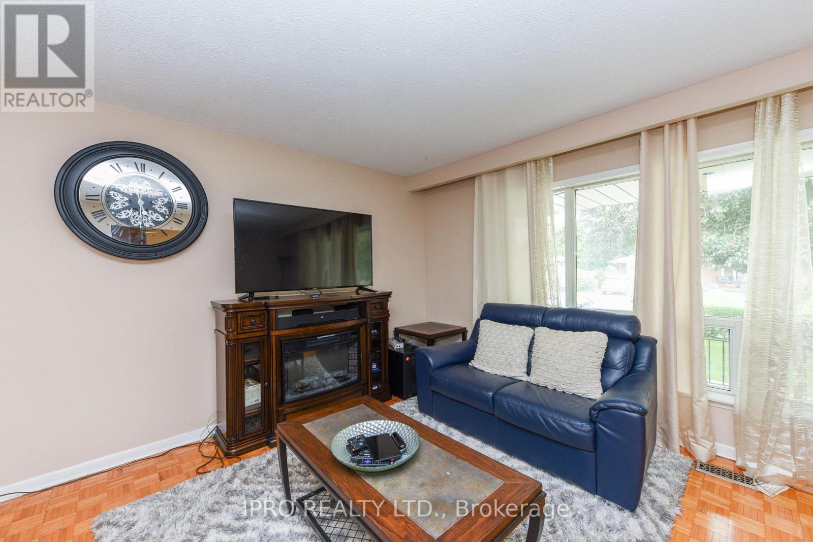 43 Marchbank Crescent, Brampton (Central Park), Ontario  L6S 3A8 - Photo 7 - W12212495