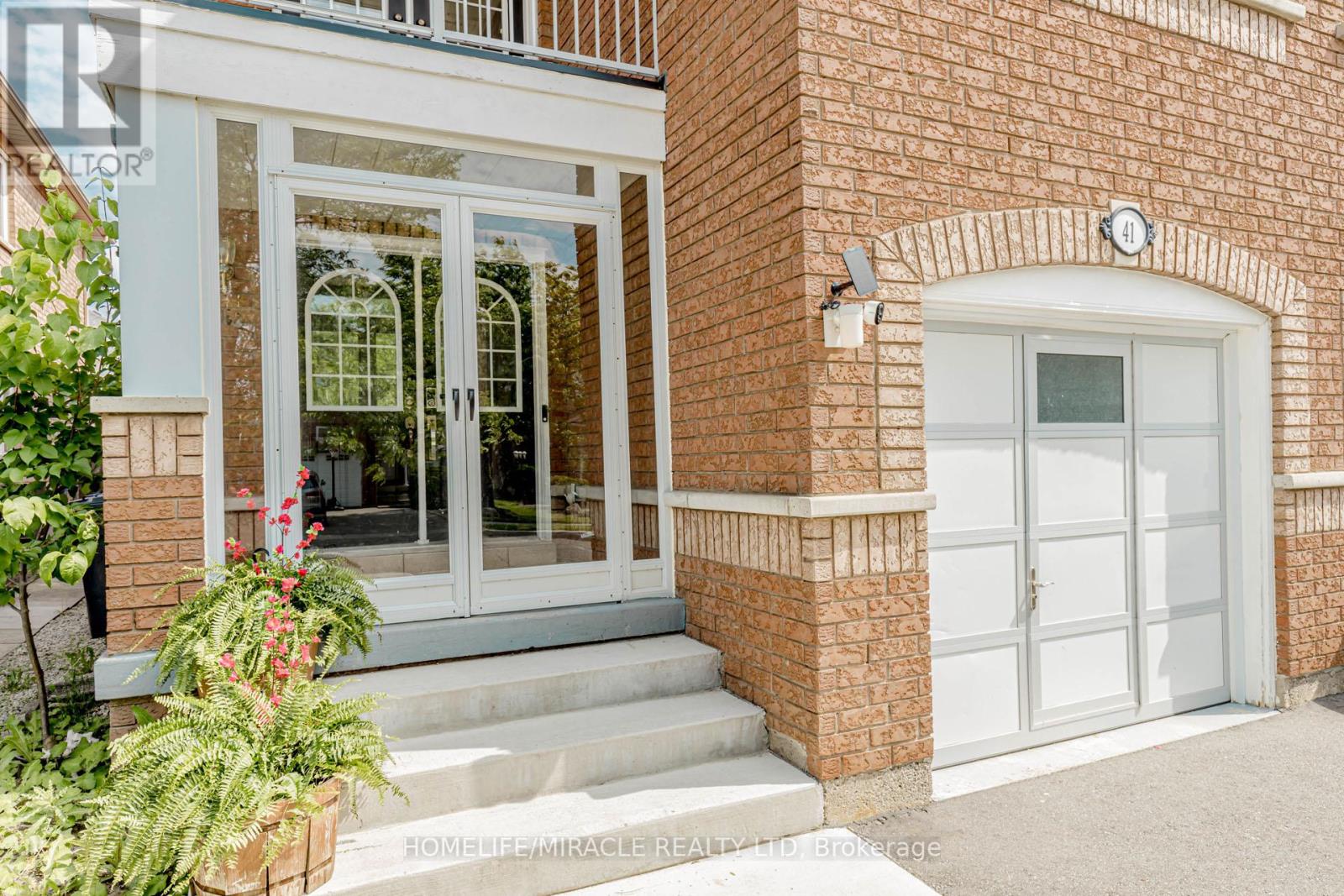 41 Sunny Glen Crescent, Brampton (Northwest Sandalwood Parkway), Ontario  L7A 2C7 - Photo 3 - W12212559