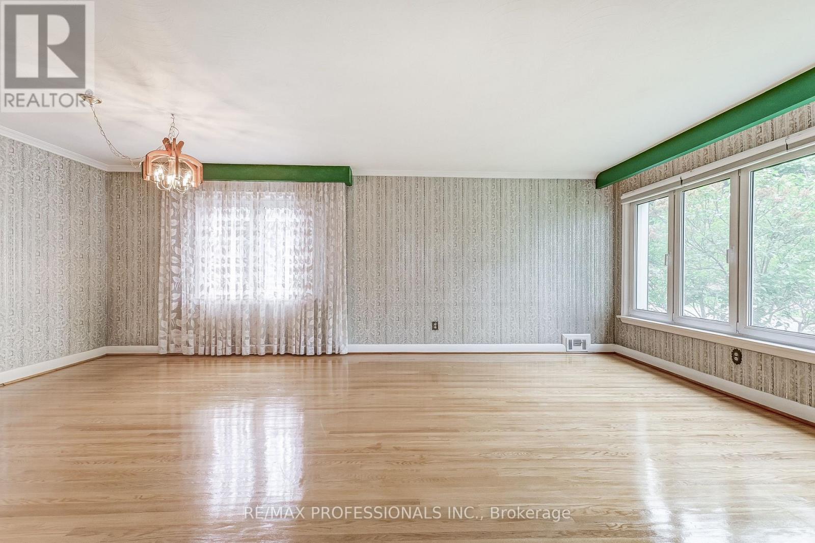 27 Northampton Drive, Toronto (Islington-City Centre West), Ontario  M9B 4S5 - Photo 10 - W12212567