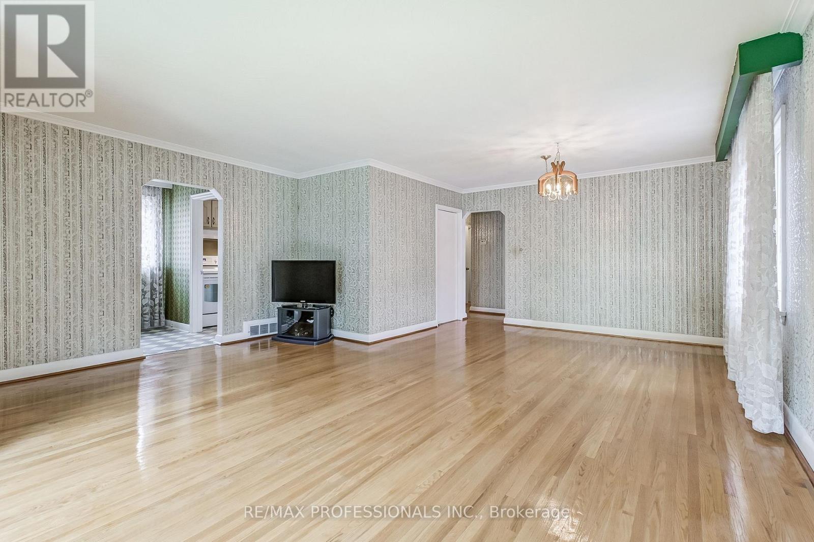 27 Northampton Drive, Toronto (Islington-City Centre West), Ontario  M9B 4S5 - Photo 11 - W12212567