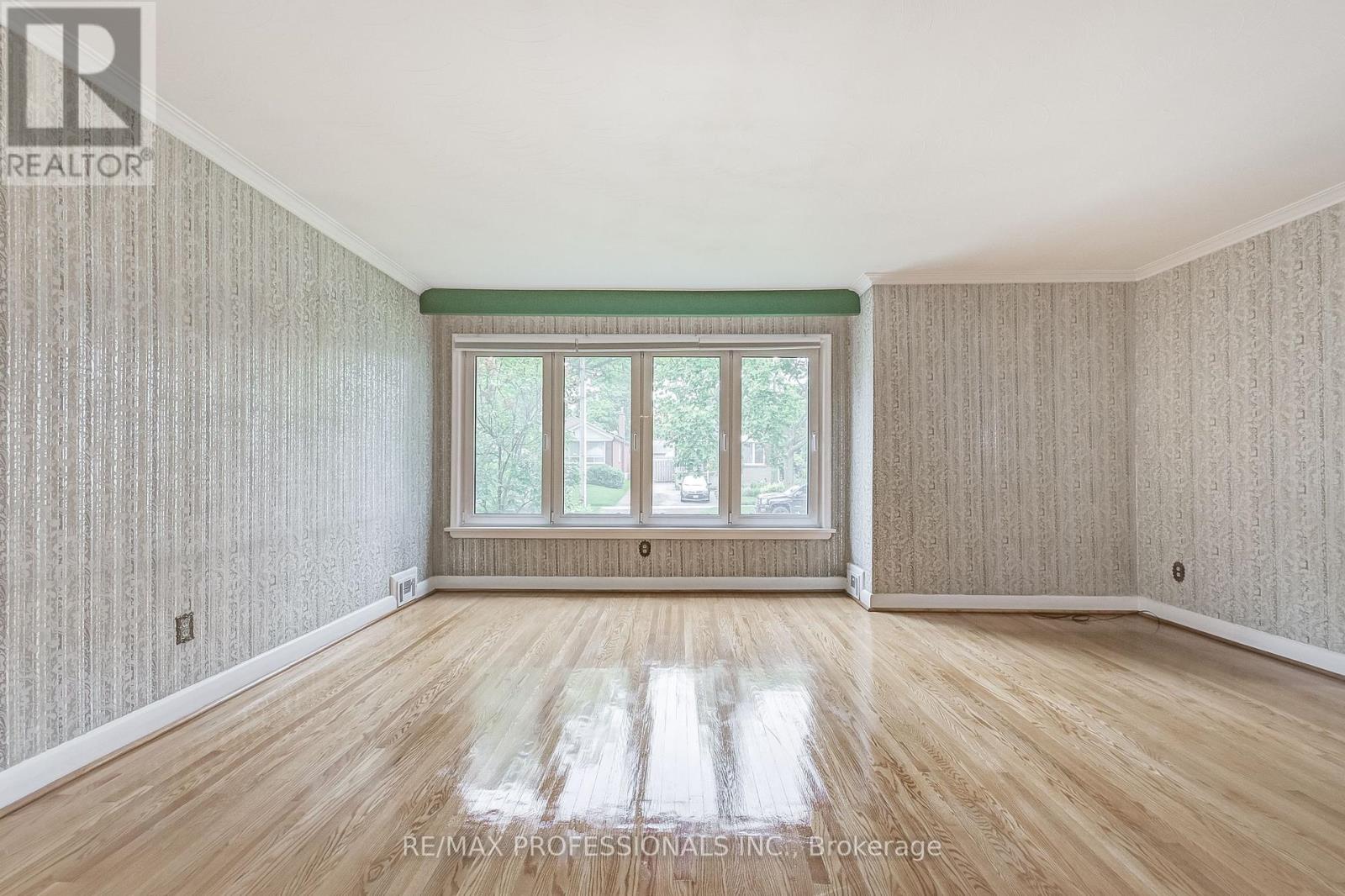27 Northampton Drive, Toronto (Islington-City Centre West), Ontario  M9B 4S5 - Photo 12 - W12212567