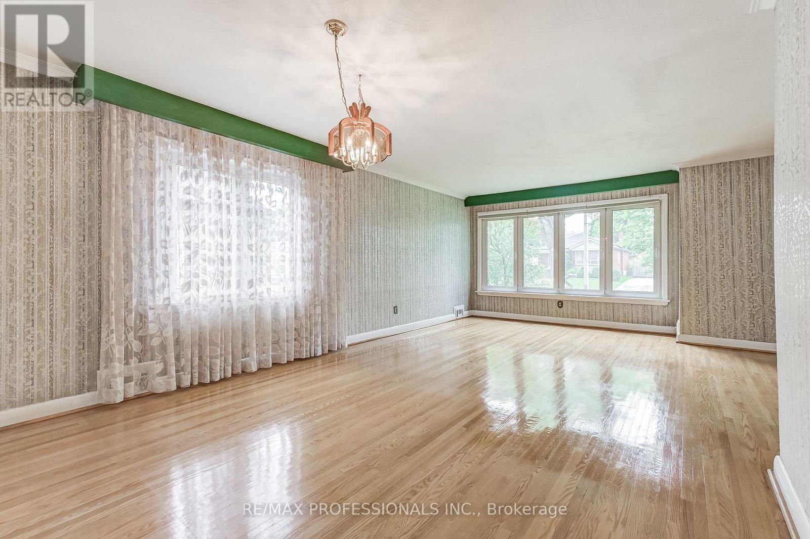 27 Northampton Drive, Toronto (Islington-City Centre West), Ontario  M9B 4S5 - Photo 13 - W12212567
