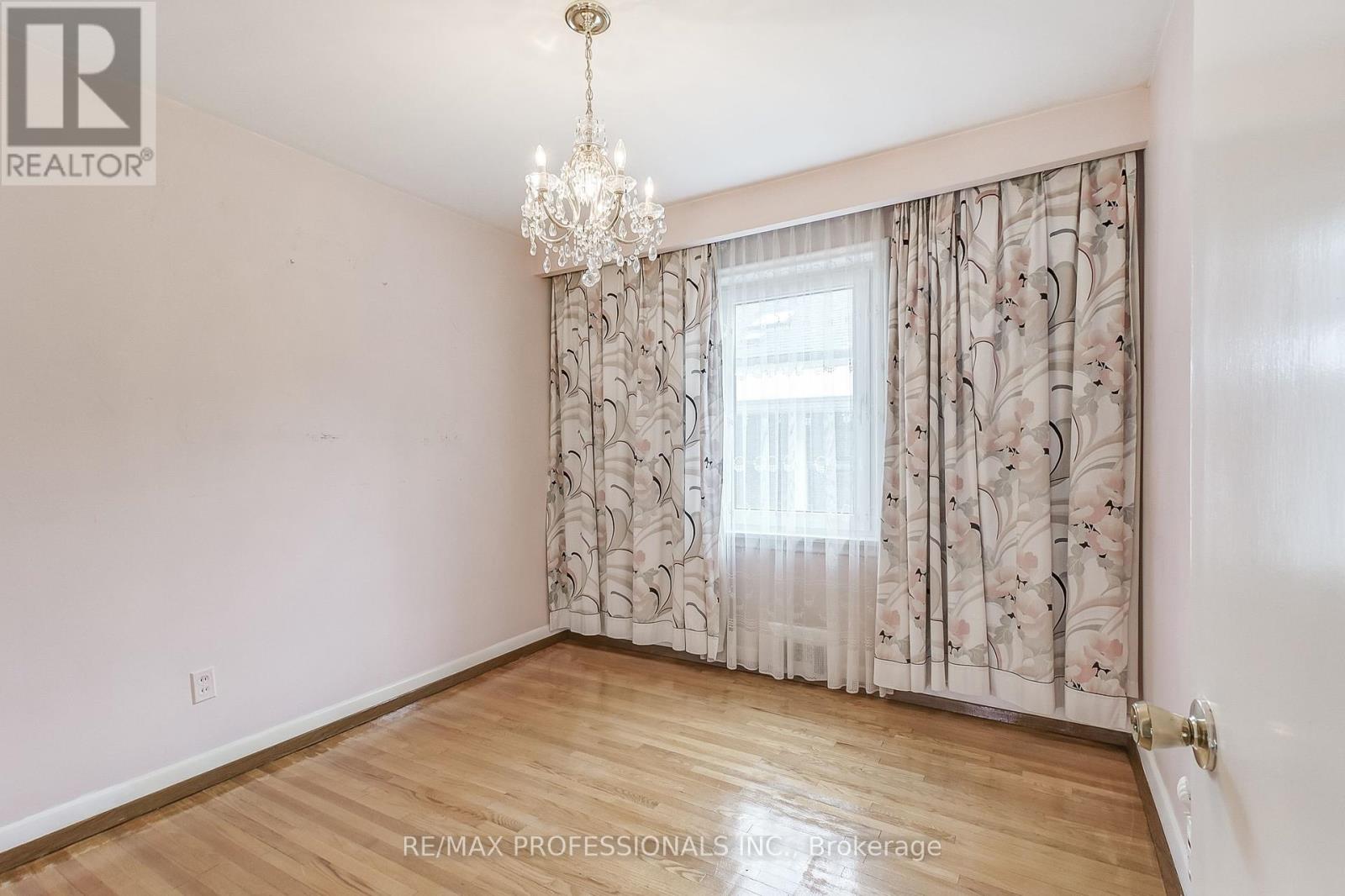 27 Northampton Drive, Toronto (Islington-City Centre West), Ontario  M9B 4S5 - Photo 18 - W12212567