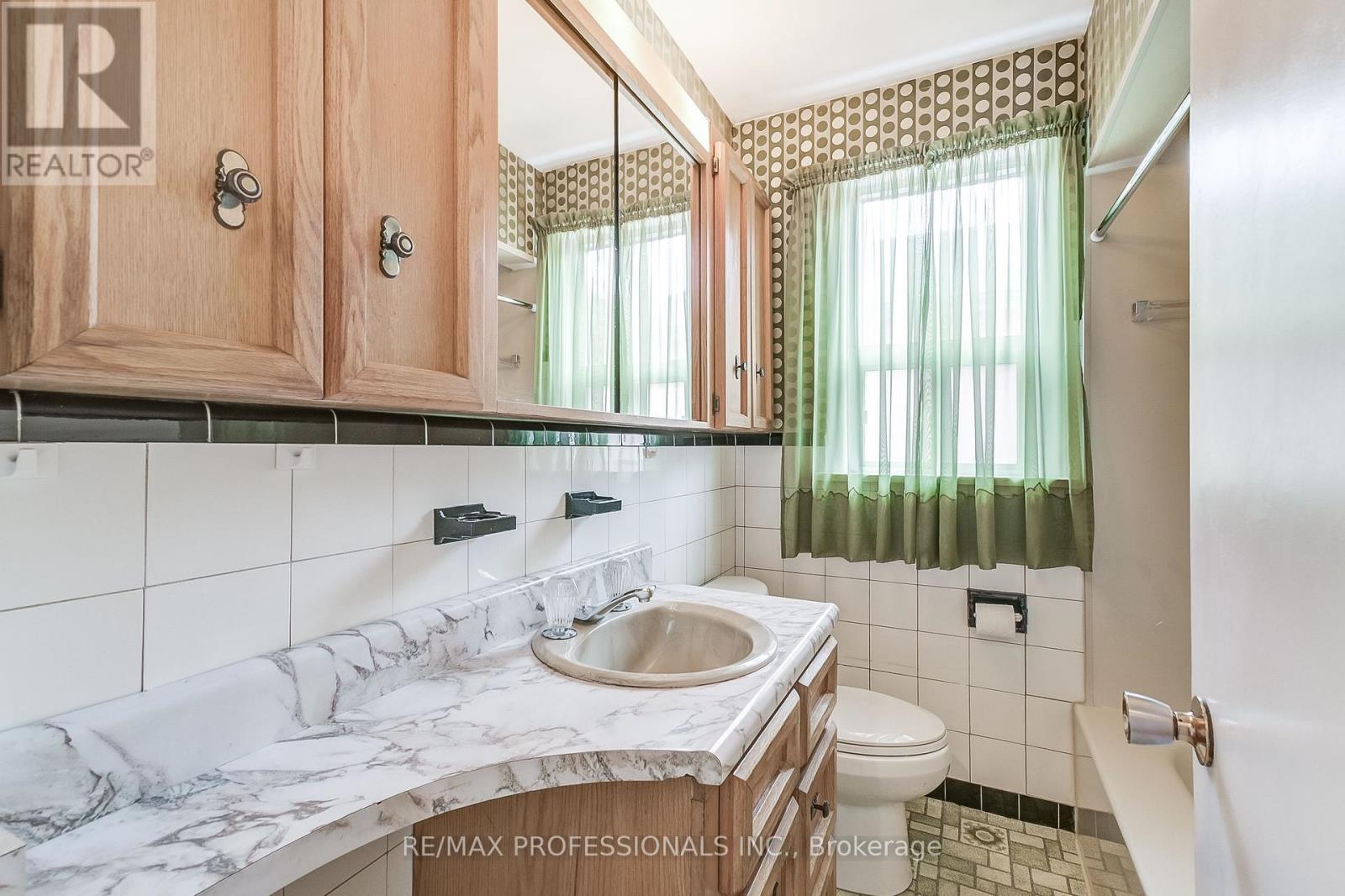 27 Northampton Drive, Toronto (Islington-City Centre West), Ontario  M9B 4S5 - Photo 19 - W12212567