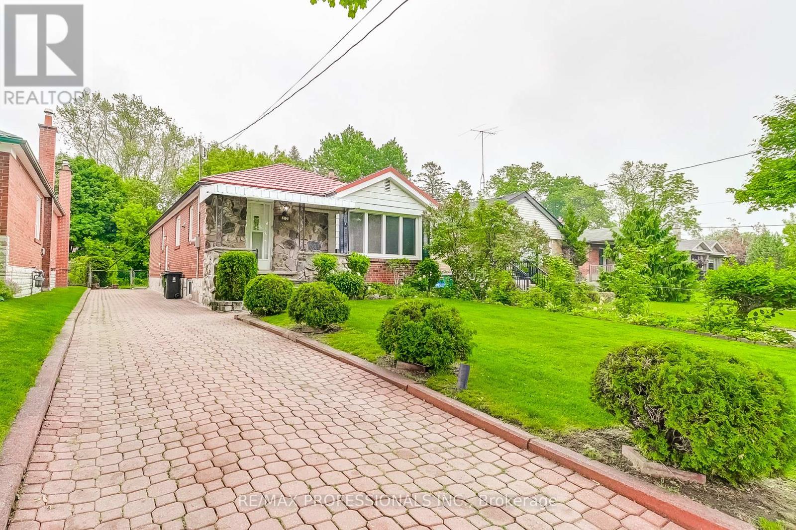 27 Northampton Drive, Toronto (Islington-City Centre West), Ontario  M9B 4S5 - Photo 2 - W12212567