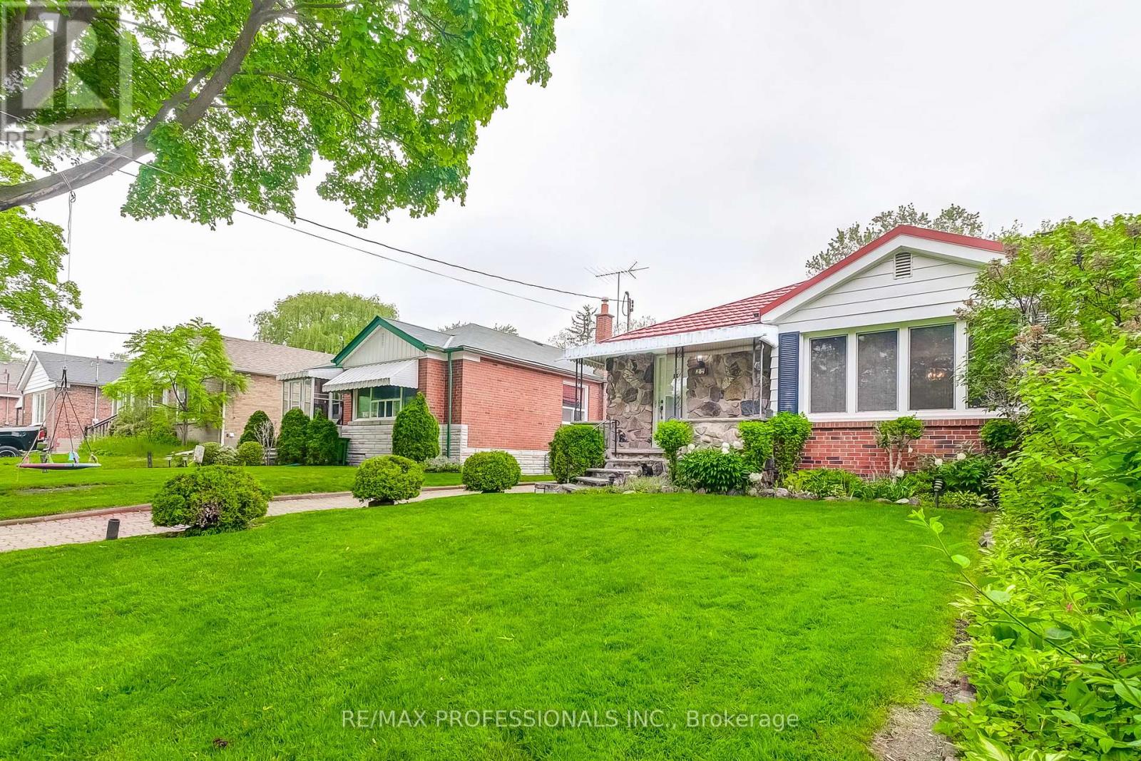 27 Northampton Drive, Toronto (Islington-City Centre West), Ontario  M9B 4S5 - Photo 3 - W12212567