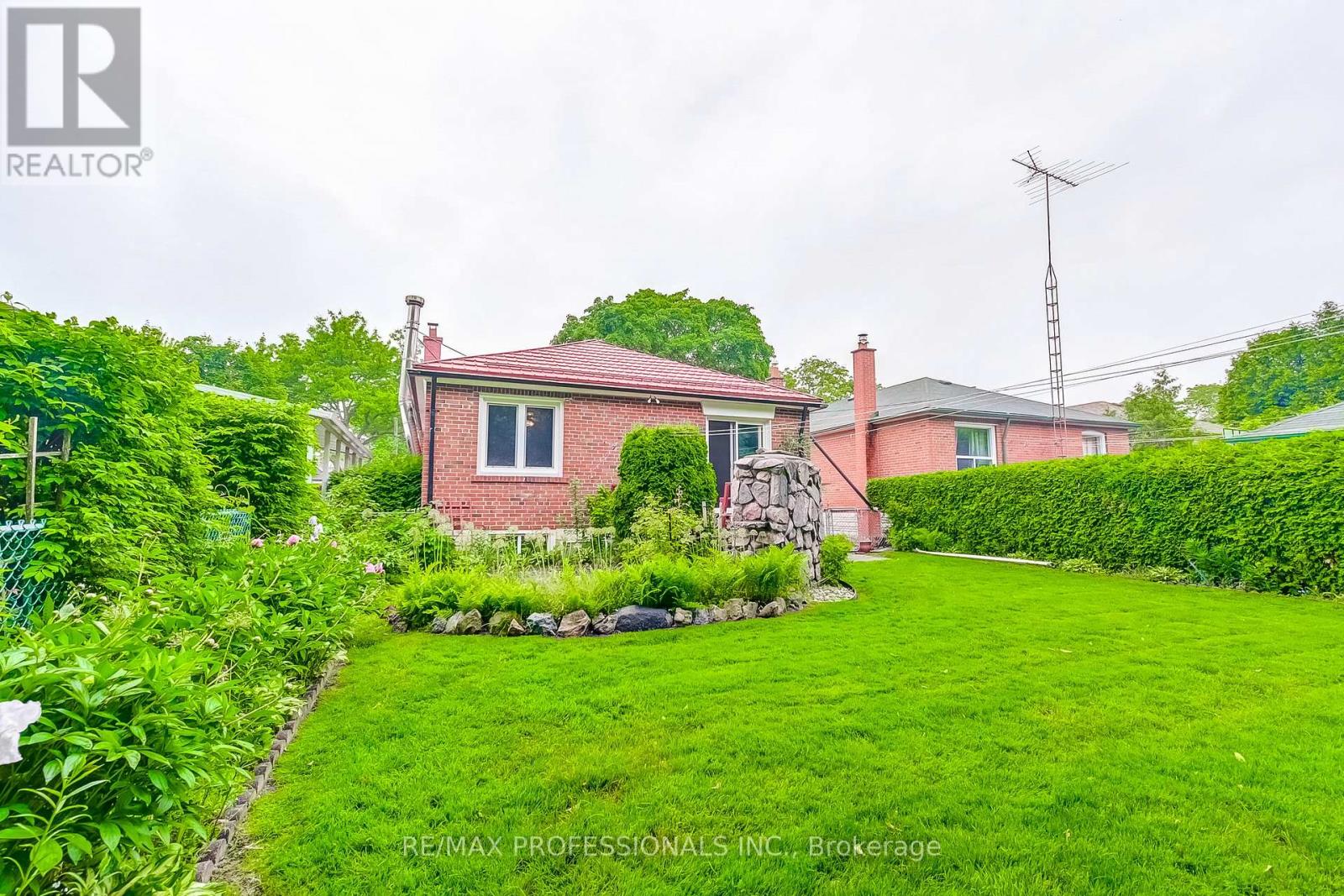 27 Northampton Drive, Toronto (Islington-City Centre West), Ontario  M9B 4S5 - Photo 31 - W12212567