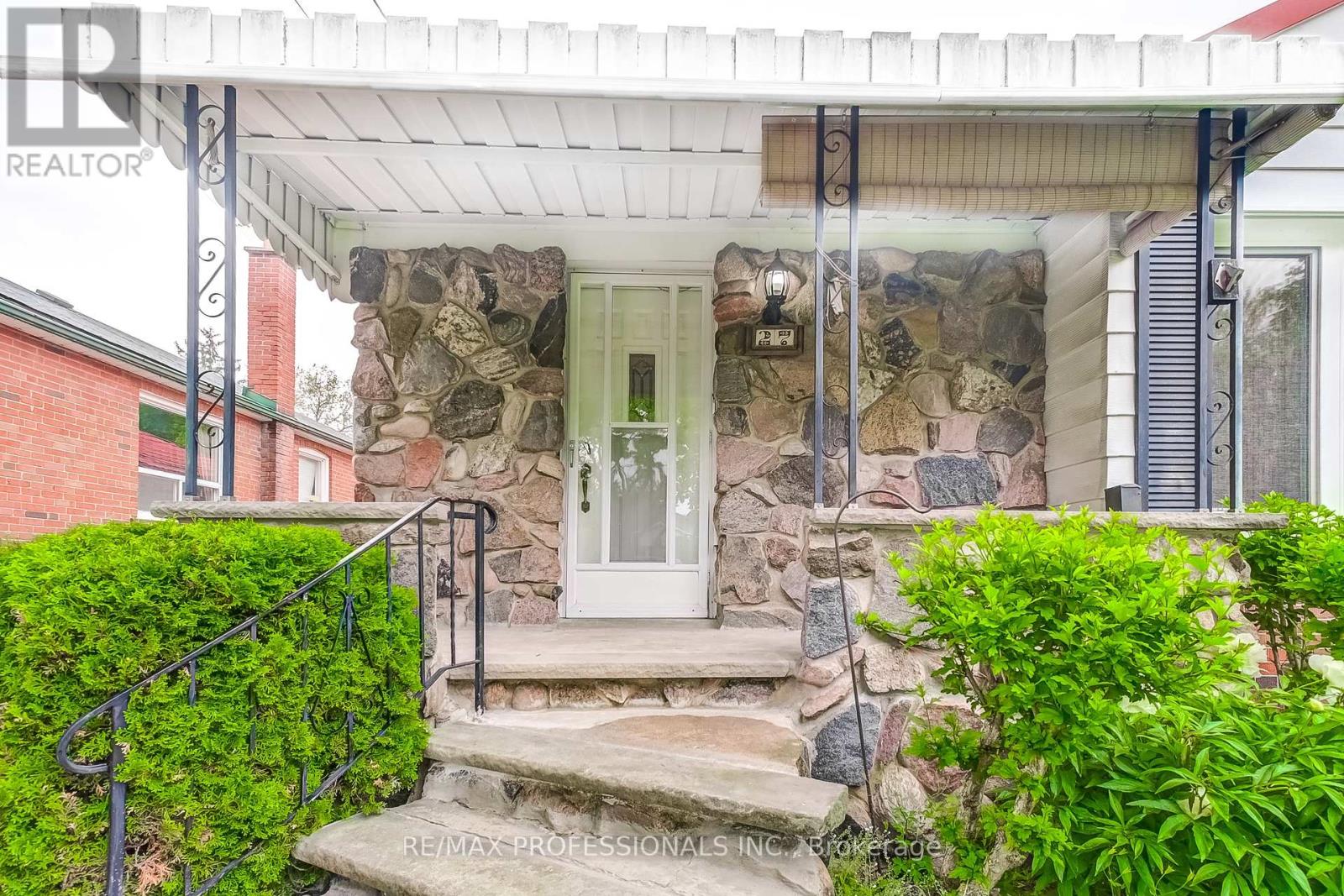 27 Northampton Drive, Toronto (Islington-City Centre West), Ontario  M9B 4S5 - Photo 4 - W12212567