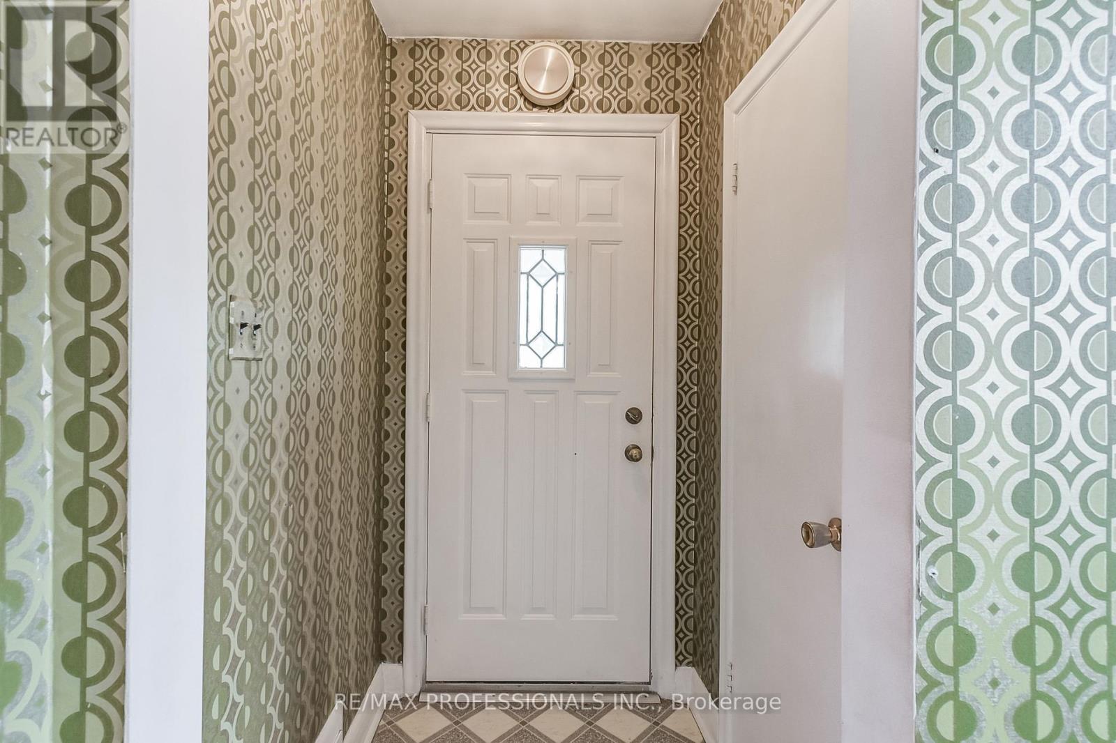 27 Northampton Drive, Toronto (Islington-City Centre West), Ontario  M9B 4S5 - Photo 5 - W12212567