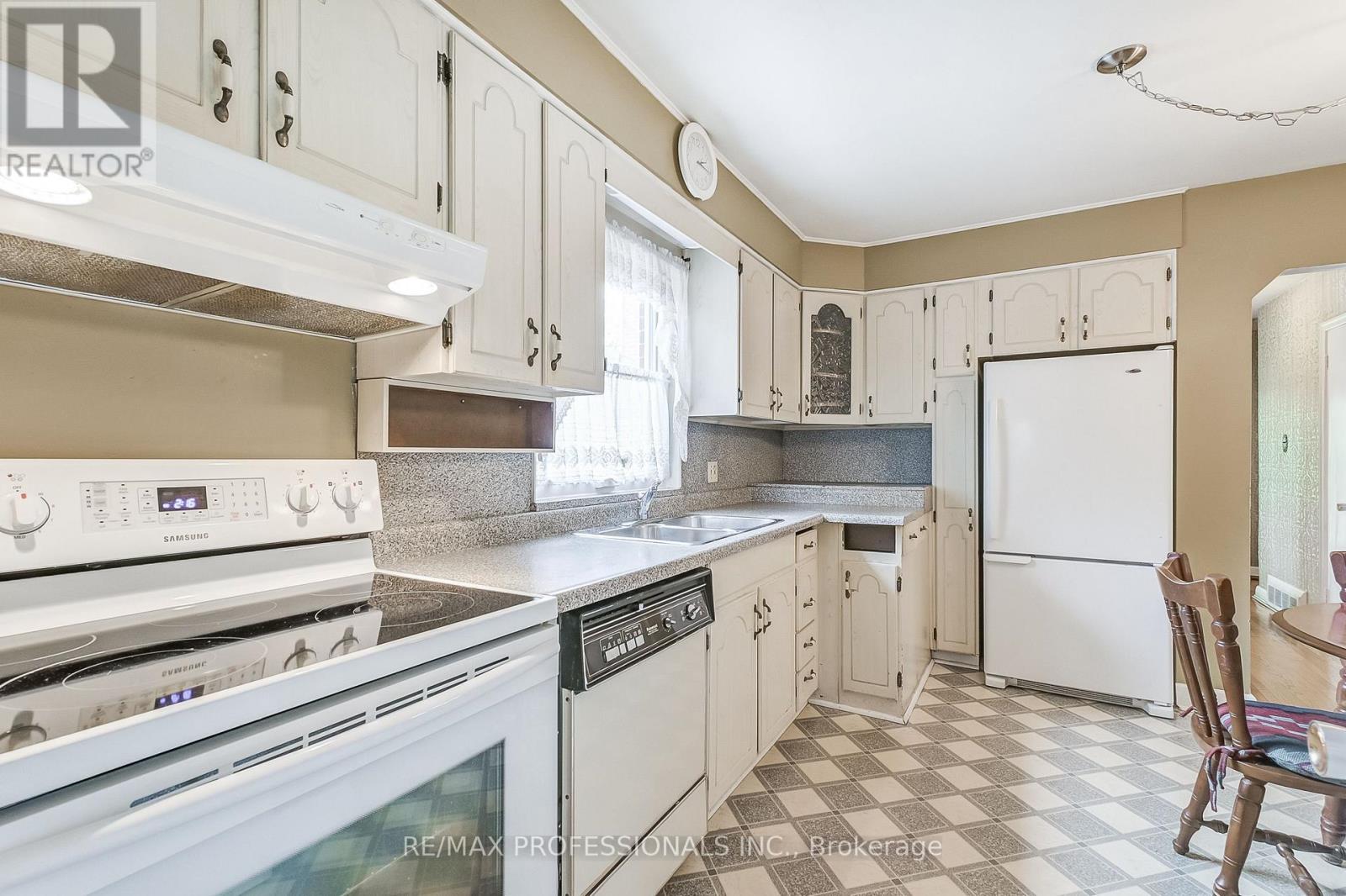 27 Northampton Drive, Toronto (Islington-City Centre West), Ontario  M9B 4S5 - Photo 6 - W12212567