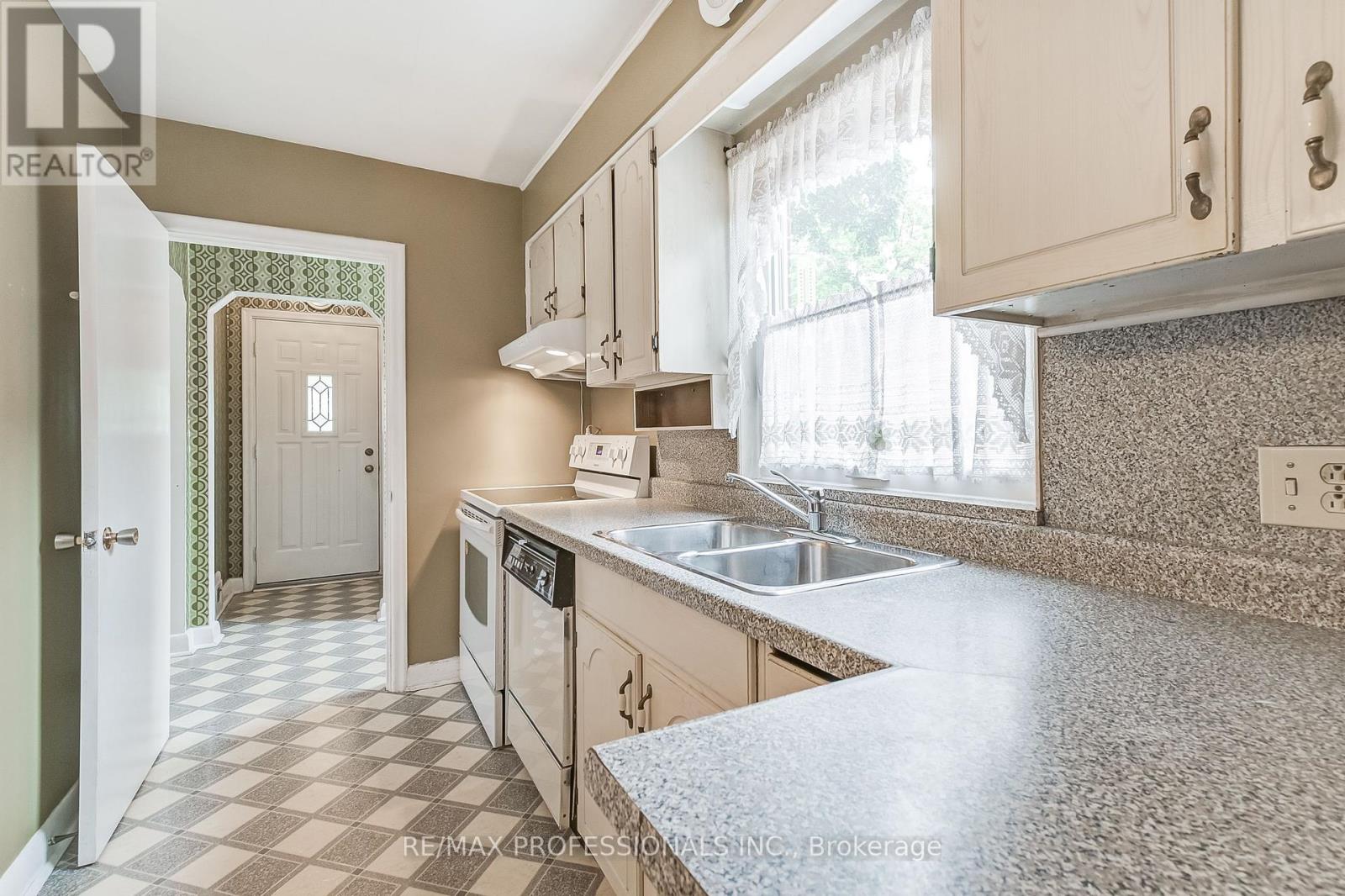 27 Northampton Drive, Toronto (Islington-City Centre West), Ontario  M9B 4S5 - Photo 7 - W12212567