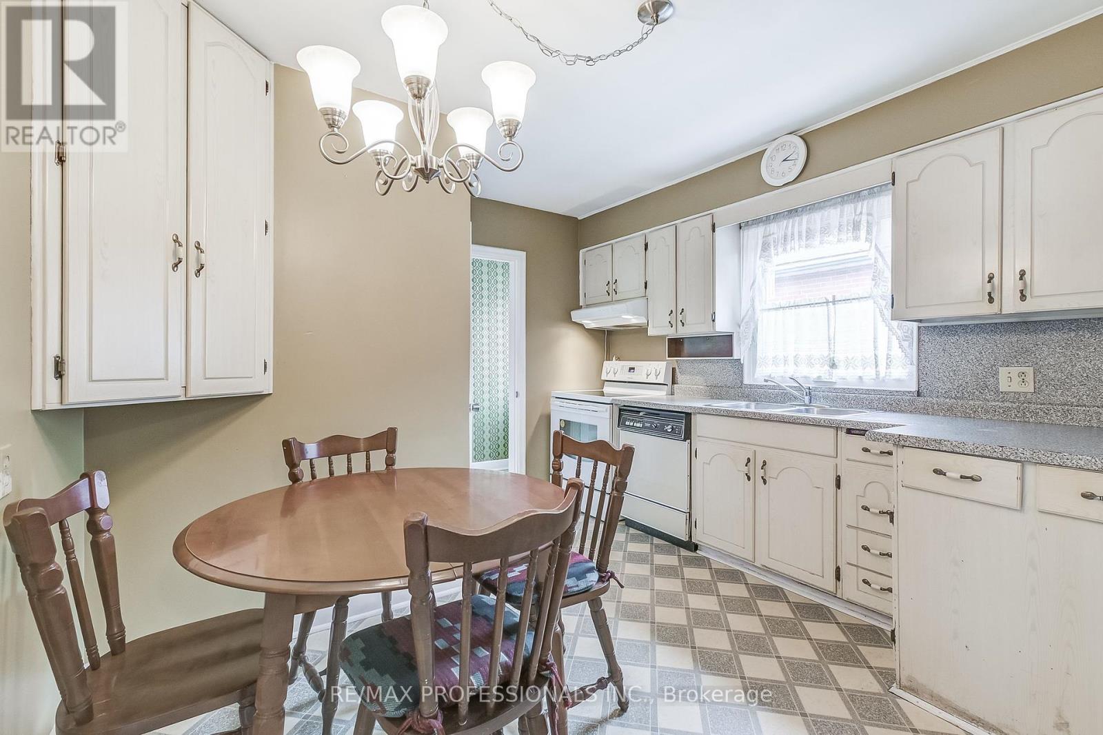 27 Northampton Drive, Toronto (Islington-City Centre West), Ontario  M9B 4S5 - Photo 8 - W12212567
