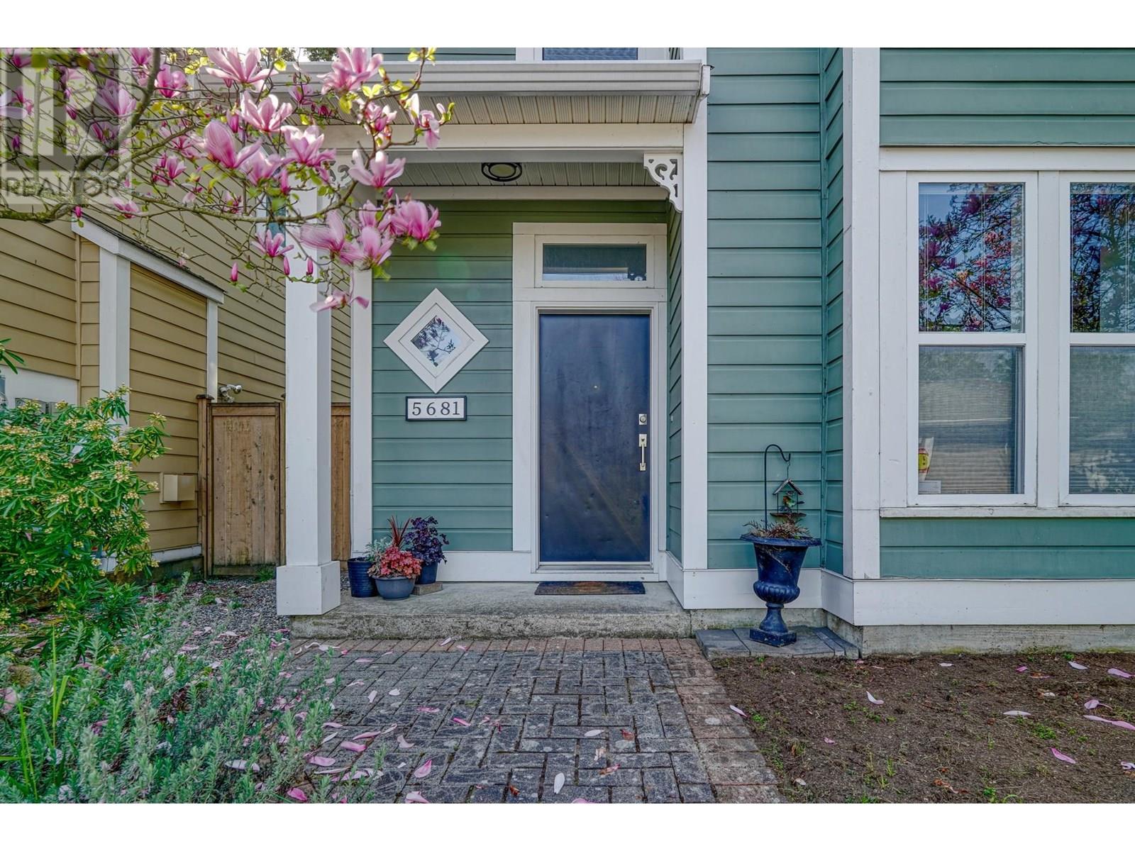 Property at 5681 47A AVENUE image 3