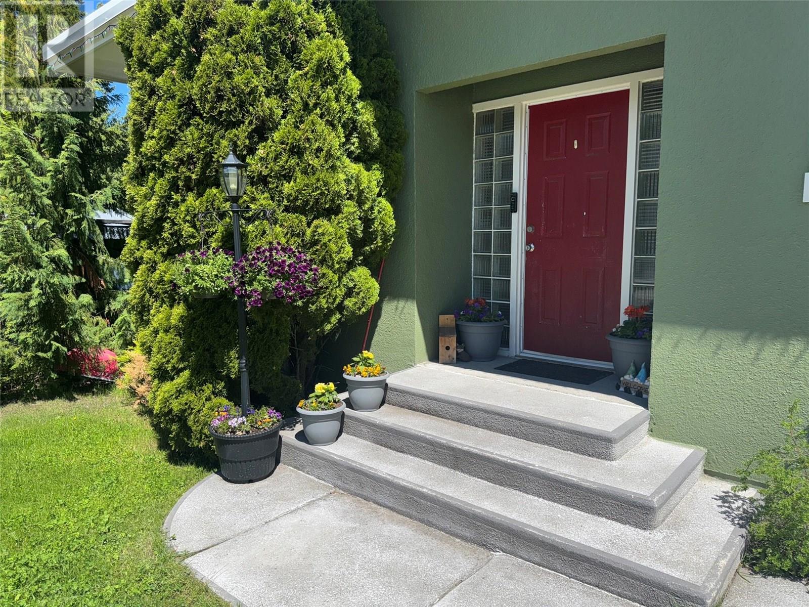 2124 Butte Street, Rossland, British Columbia  V0G 1Y0 - Photo 3 - 10350365