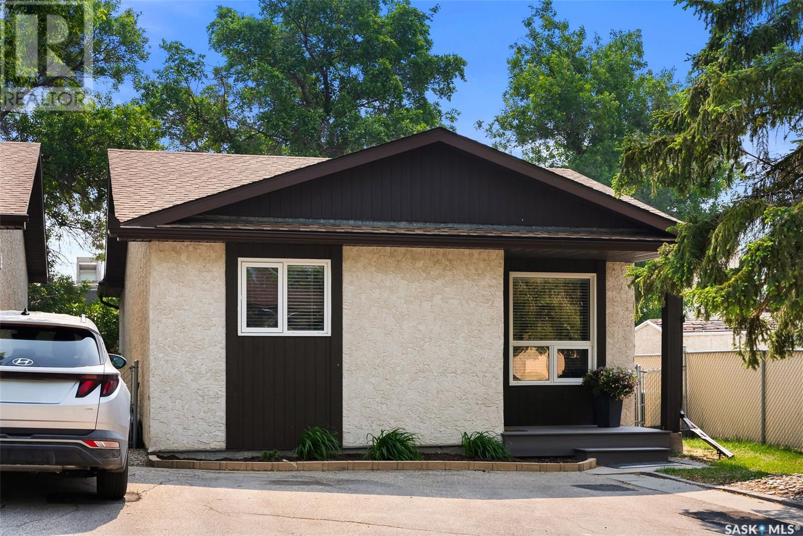 2756 Meadow LANE E, regina, Saskatchewan