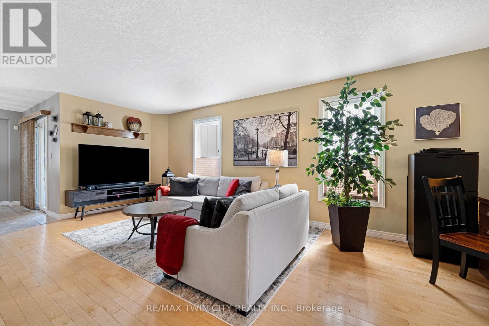 74 Colton Circle, Kitchener, Ontario  N2A 4K4 - Photo 8 - X12212527