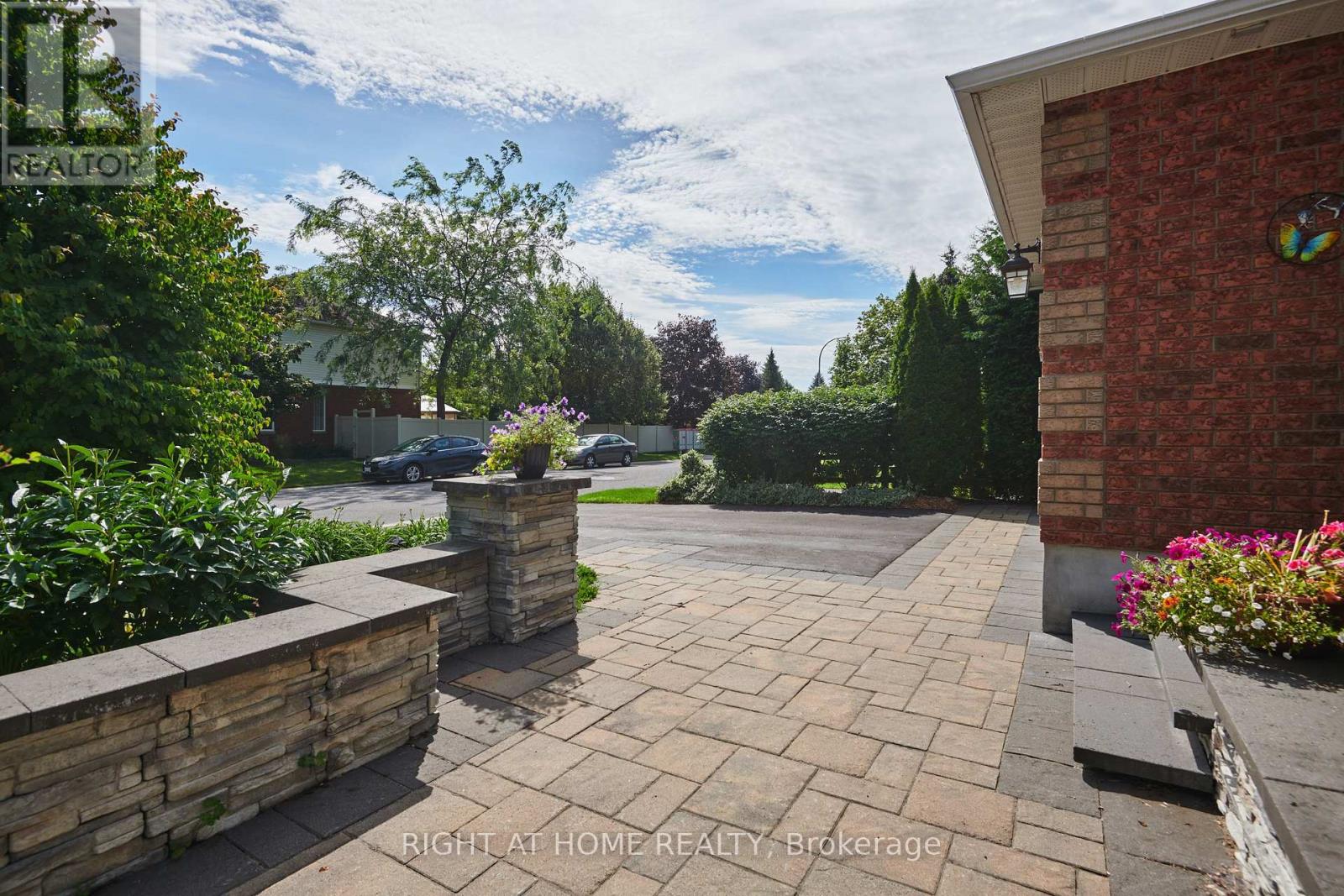 31 Forillon Crescent, Ottawa, Ontario  K2M 2W7 - Photo 4 - X12211389