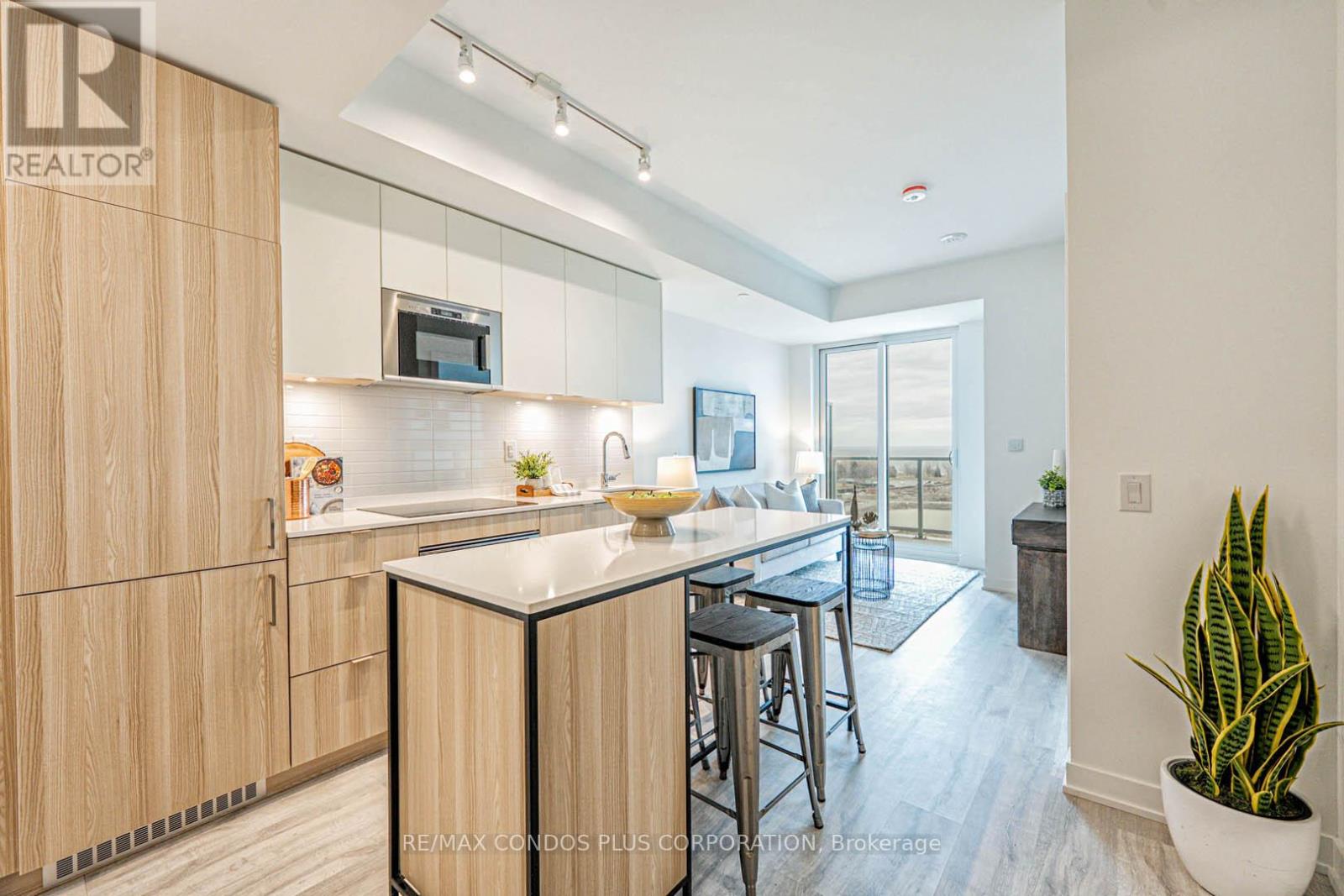 810 - 220 MISSINNIHE WAY, Mississauga, Ontario