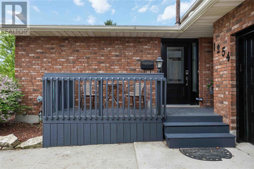 1254 Errol Road East, Sarnia, Ontario  N7S 5L3 - Photo 4 - 25007625