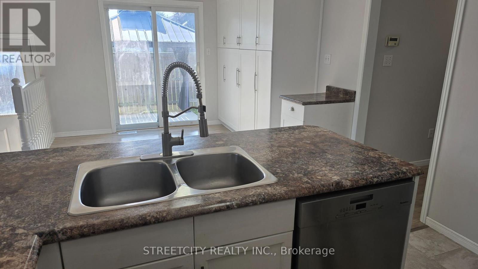 18 Rodney Crescent, St. Thomas, Ontario  N5R 6E1 - Photo 9 - X12212788