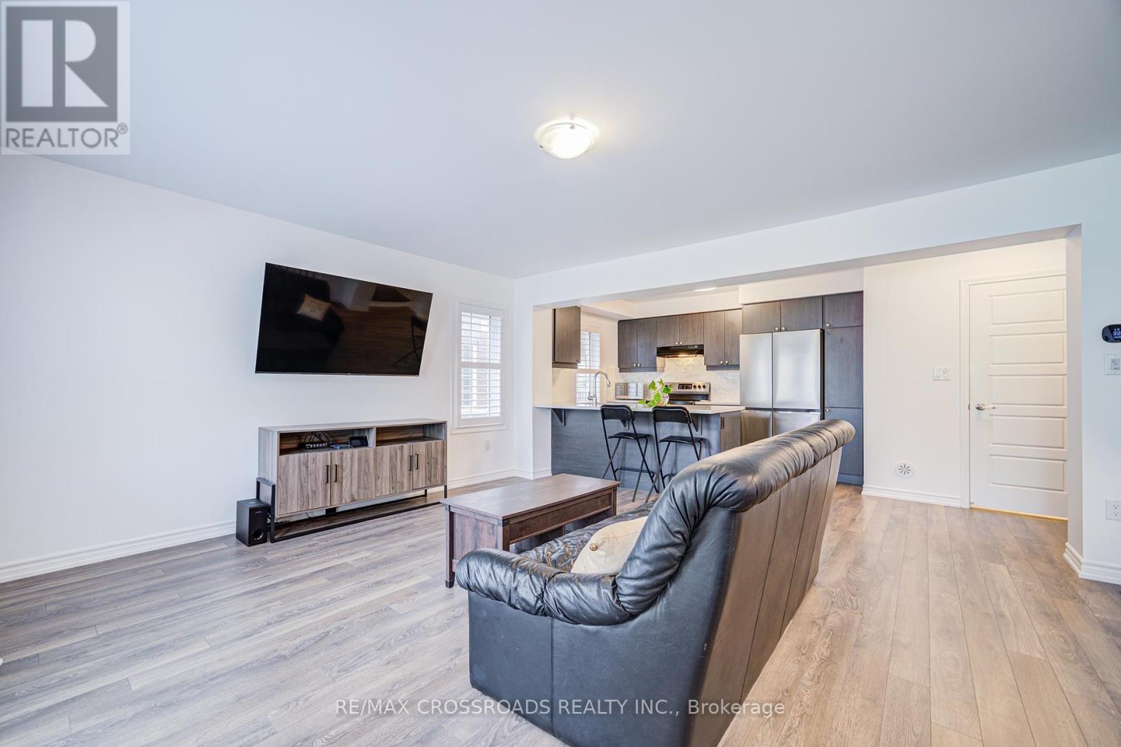 13 Goldeye Street, Whitby, Ontario  L1P 0E5 - Photo 4 - E12210366