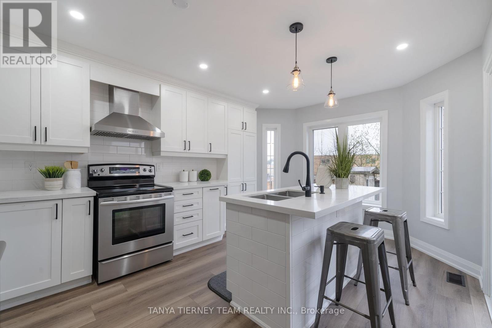 28 STEELE VALLEY COURT, Whitby, Ontario