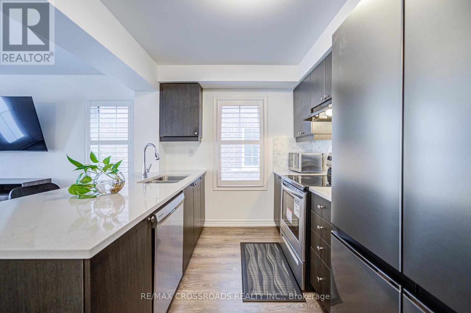 13 Goldeye Street, Whitby, Ontario  L1P 0E5 - Photo 7 - E12210366