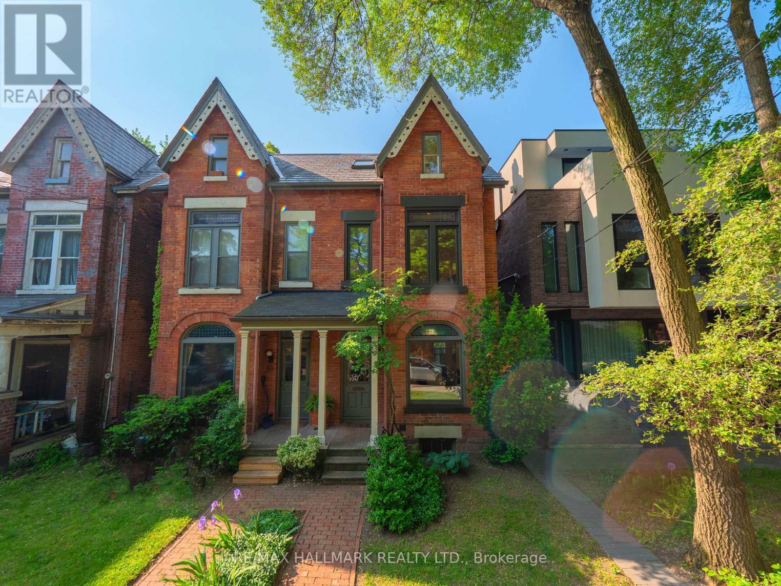<div class="slider-price">$1,349,000</div><p>67 Langley Avenue, Toronto, Ontario</p>