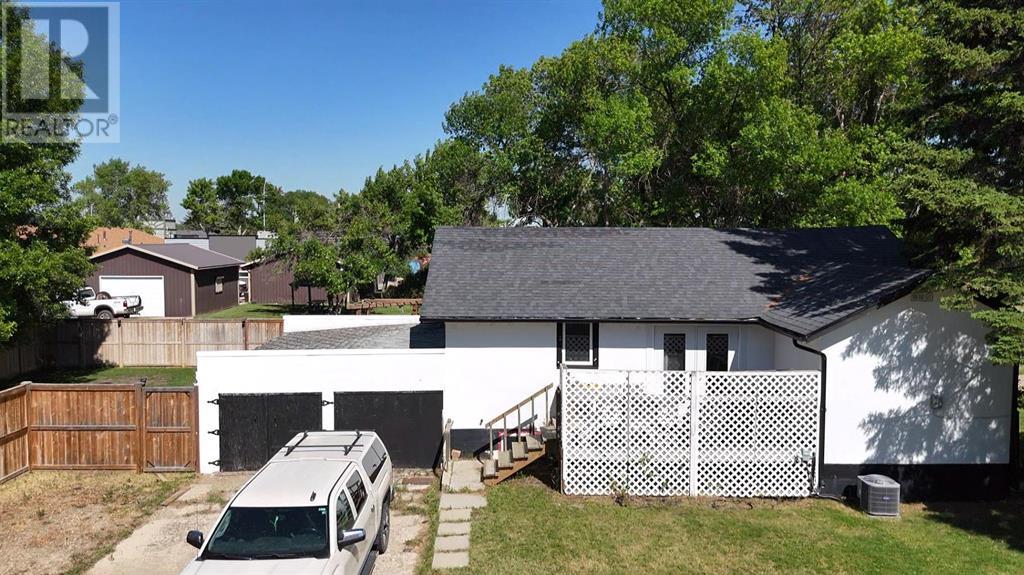 139 West Harker Avenue, Magrath, Alberta  T0K 1J0 - Photo 2 - A2229669